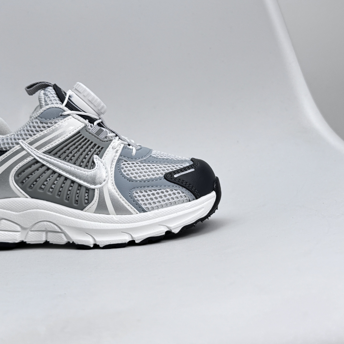 图片[9]-Nike Zoom Vomero 5子复古运动鞋融蕴时尚风范和丰富层次感，缔造运动鞋佳选，助你轻松型出范，开辟独属于自己的路。鞋款采用多层设计，融入织物与合成材质，塑就本季出众鞋款。同时巧糅科技感和低调设计，为鞋款注入反光细节，令你迈步间尽显闪耀魅力; 结合中性色调，\\t打造非凡造型。\\t 尺码26-37 079JGD-选品中心