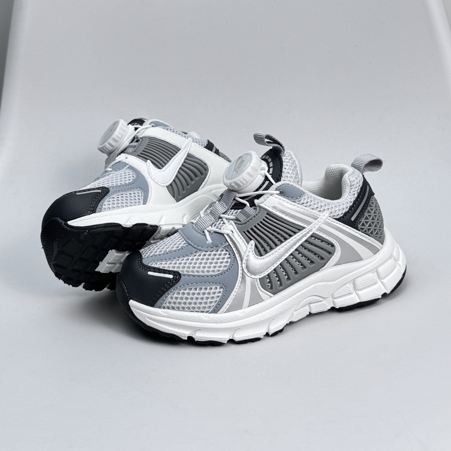 图片[3]-Nike Zoom Vomero 5子复古运动鞋融蕴时尚风范和丰富层次感，缔造运动鞋佳选，助你轻松型出范，开辟独属于自己的路。鞋款采用多层设计，融入织物与合成材质，塑就本季出众鞋款。同时巧糅科技感和低调设计，为鞋款注入反光细节，令你迈步间尽显闪耀魅力; 结合中性色调，\\t打造非凡造型。\\t 尺码26-37 079JGD-选品中心