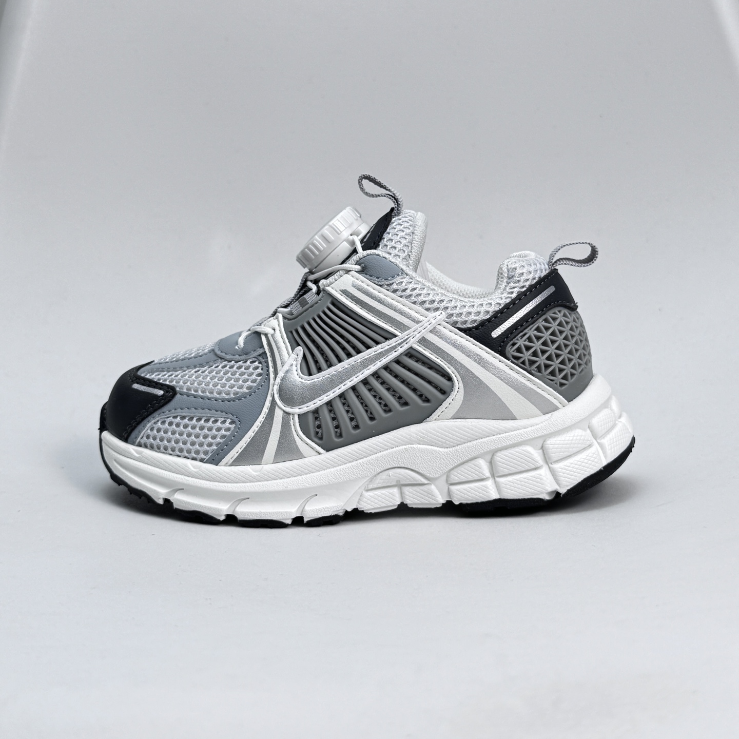 Nike Zoom Vomero 5子复古运动鞋融蕴时尚风范和丰富层次感,缔造运动鞋佳选,助你轻松型出范,开辟独属于自己的路。鞋款采用多层设计,融入织物与合成材质,塑就本季出众鞋款。同时巧糅科技感和低调设计,为鞋款注入反光细节,令你迈步间尽显闪耀魅力; 结合中性色调,\\t打造非凡造型。\\t 尺码26-37 079JGD-选品中心