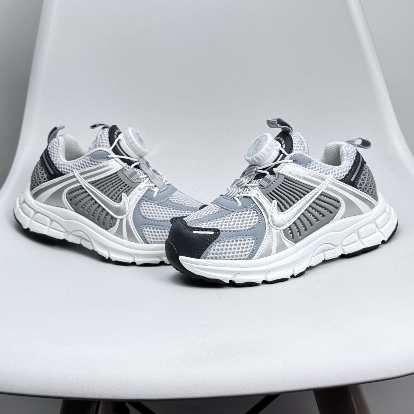 图片[5]-Nike Zoom Vomero 5子复古运动鞋融蕴时尚风范和丰富层次感，缔造运动鞋佳选，助你轻松型出范，开辟独属于自己的路。鞋款采用多层设计，融入织物与合成材质，塑就本季出众鞋款。同时巧糅科技感和低调设计，为鞋款注入反光细节，令你迈步间尽显闪耀魅力; 结合中性色调，\\t打造非凡造型。\\t 尺码26-37 079JGD-选品中心