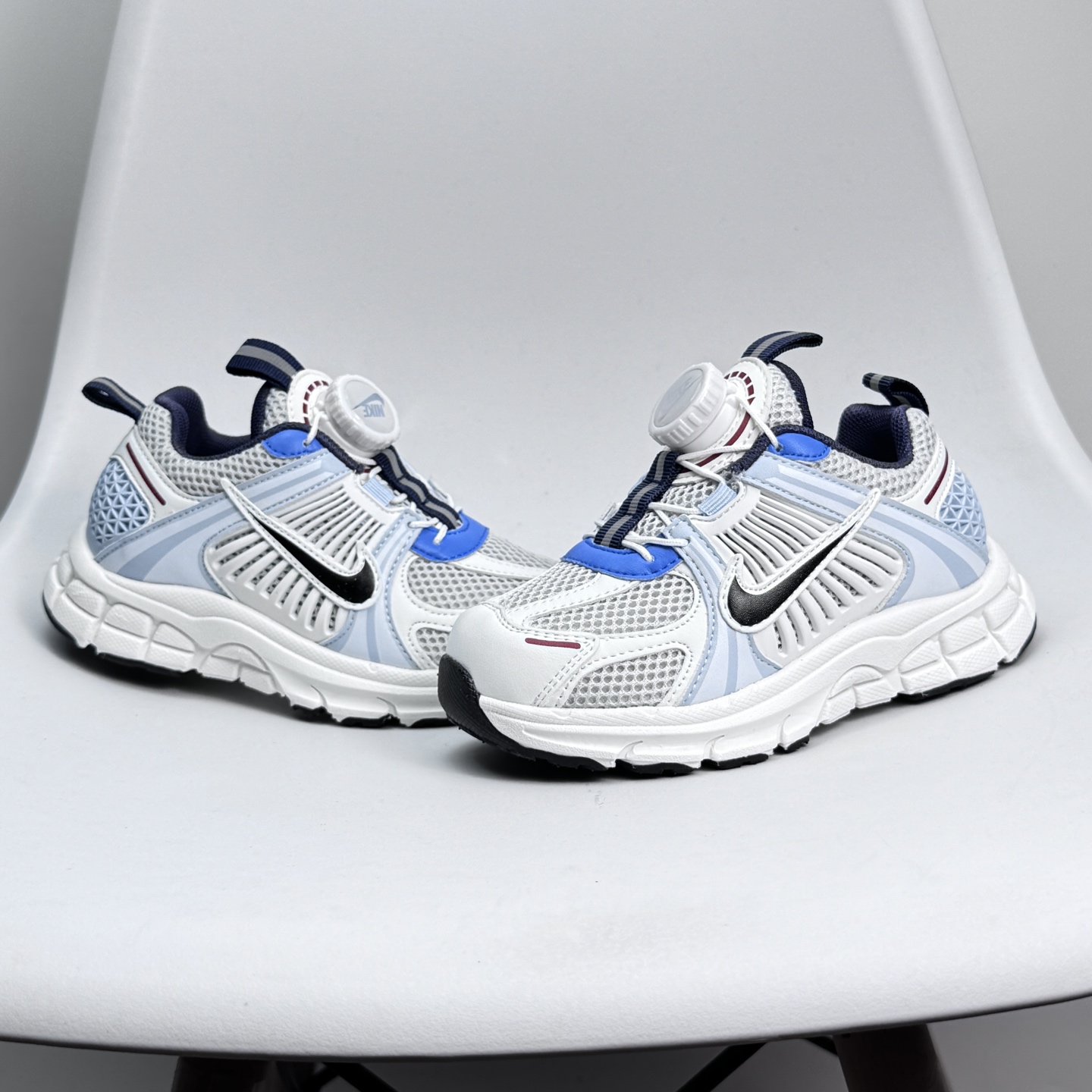 图片[5]-Nike Zoom Vomero 5子复古运动鞋融蕴时尚风范和丰富层次感，缔造运动鞋佳选，助你轻松型出范，开辟独属于自己的路。鞋款采用多层设计，融入织物与合成材质，塑就本季出众鞋款。同时巧糅科技感和低调设计，为鞋款注入反光细节，令你迈步间尽显闪耀魅力; 结合中性色调，\\t打造非凡造型。\\t 尺码26-37 079JGD-选品中心