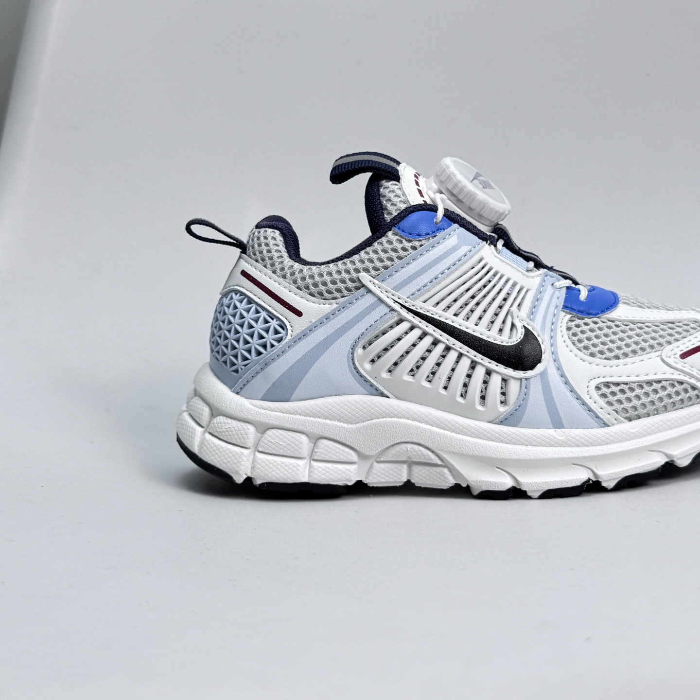 图片[8]-Nike Zoom Vomero 5子复古运动鞋融蕴时尚风范和丰富层次感，缔造运动鞋佳选，助你轻松型出范，开辟独属于自己的路。鞋款采用多层设计，融入织物与合成材质，塑就本季出众鞋款。同时巧糅科技感和低调设计，为鞋款注入反光细节，令你迈步间尽显闪耀魅力; 结合中性色调，\\t打造非凡造型。\\t 尺码26-37 079JGD-选品中心