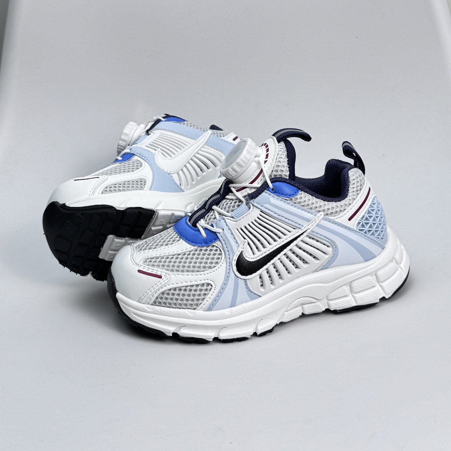 图片[3]-Nike Zoom Vomero 5子复古运动鞋融蕴时尚风范和丰富层次感，缔造运动鞋佳选，助你轻松型出范，开辟独属于自己的路。鞋款采用多层设计，融入织物与合成材质，塑就本季出众鞋款。同时巧糅科技感和低调设计，为鞋款注入反光细节，令你迈步间尽显闪耀魅力; 结合中性色调，\\t打造非凡造型。\\t 尺码26-37 079JGD-选品中心