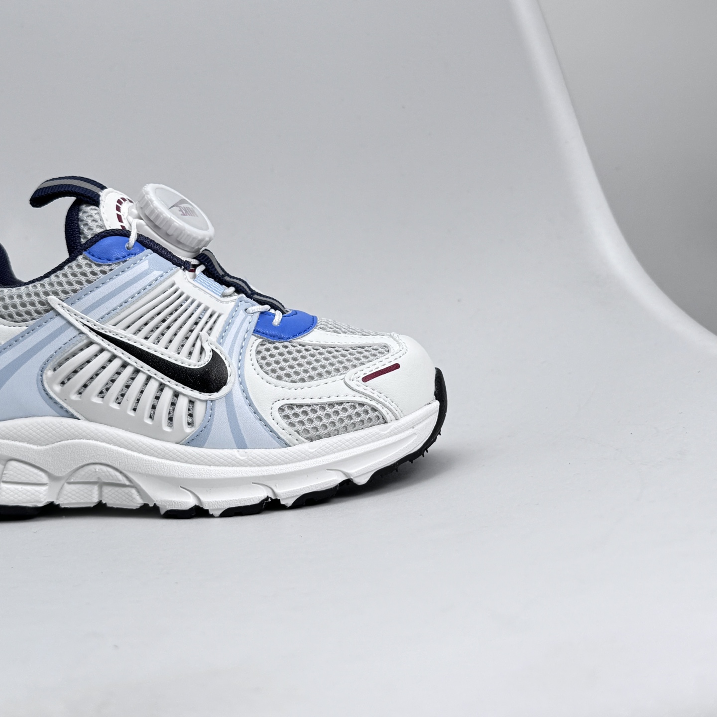 图片[9]-Nike Zoom Vomero 5子复古运动鞋融蕴时尚风范和丰富层次感，缔造运动鞋佳选，助你轻松型出范，开辟独属于自己的路。鞋款采用多层设计，融入织物与合成材质，塑就本季出众鞋款。同时巧糅科技感和低调设计，为鞋款注入反光细节，令你迈步间尽显闪耀魅力; 结合中性色调，\\t打造非凡造型。\\t 尺码26-37 079JGD-选品中心