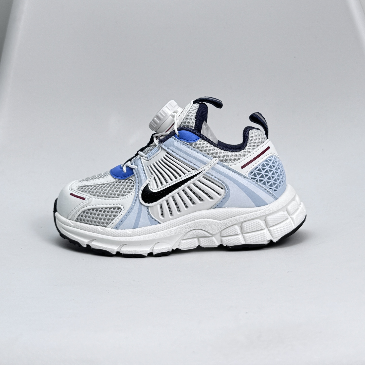 Nike Zoom Vomero 5子复古运动鞋融蕴时尚风范和丰富层次感,缔造运动鞋佳选,助你轻松型出范,开辟独属于自己的路。鞋款采用多层设计,融入织物与合成材质,塑就本季出众鞋款。同时巧糅科技感和低调设计,为鞋款注入反光细节,令你迈步间尽显闪耀魅力; 结合中性色调,\\t打造非凡造型。\\t 尺码26-37 079JGD-选品中心