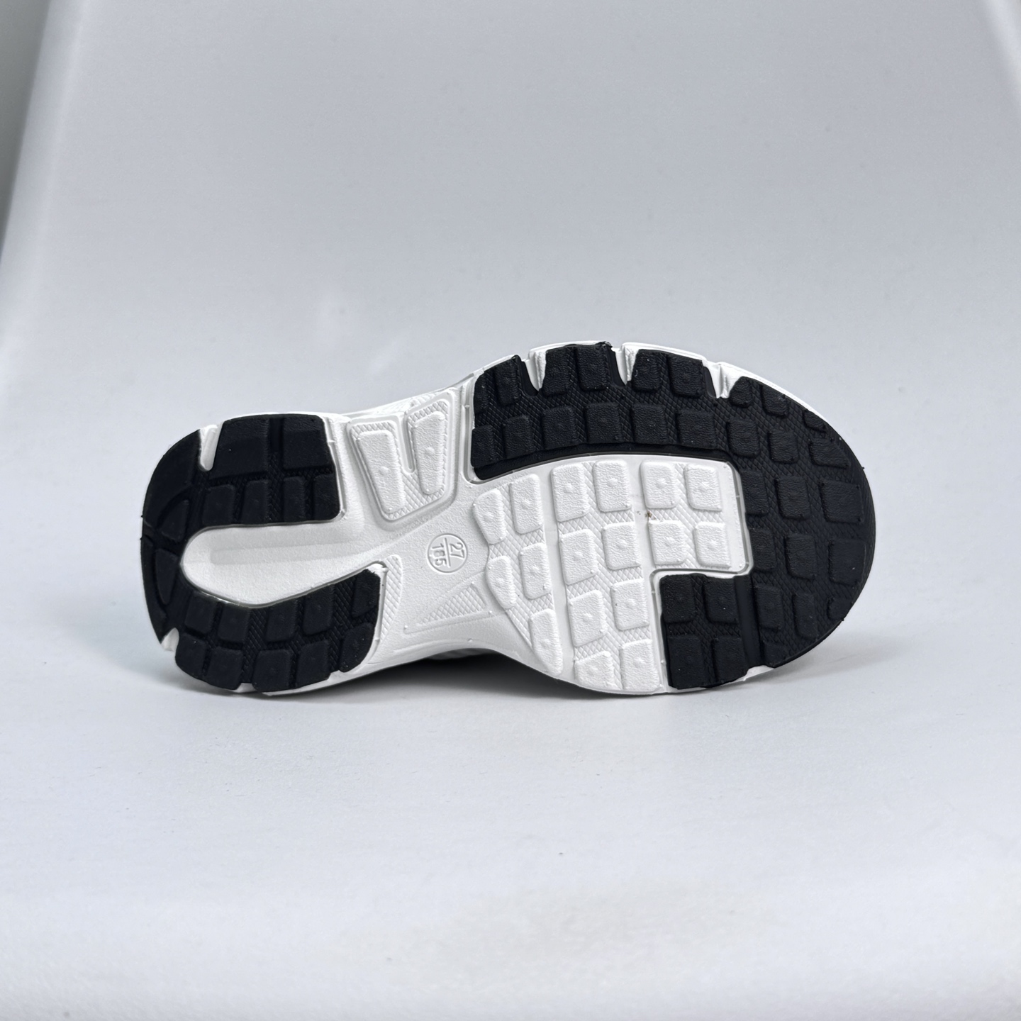 图片[7]-Nike Zoom Vomero 5子复古运动鞋融蕴时尚风范和丰富层次感，缔造运动鞋佳选，助你轻松型出范，开辟独属于自己的路。鞋款采用多层设计，融入织物与合成材质，塑就本季出众鞋款。同时巧糅科技感和低调设计，为鞋款注入反光细节，令你迈步间尽显闪耀魅力; 结合中性色调，\\t打造非凡造型。\\t 尺码26-37 079JGD-选品中心