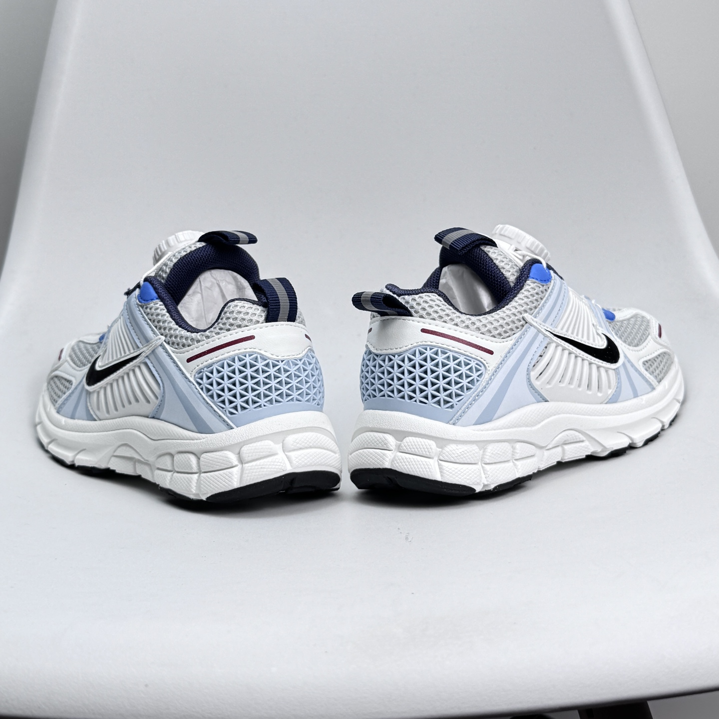 图片[4]-Nike Zoom Vomero 5子复古运动鞋融蕴时尚风范和丰富层次感，缔造运动鞋佳选，助你轻松型出范，开辟独属于自己的路。鞋款采用多层设计，融入织物与合成材质，塑就本季出众鞋款。同时巧糅科技感和低调设计，为鞋款注入反光细节，令你迈步间尽显闪耀魅力; 结合中性色调，\\t打造非凡造型。\\t 尺码26-37 079JGD-选品中心