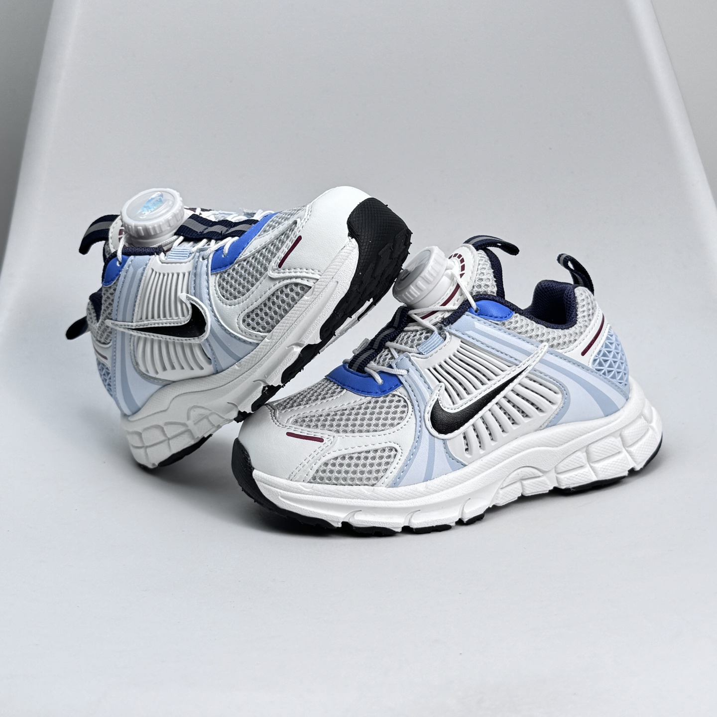 图片[2]-Nike Zoom Vomero 5子复古运动鞋融蕴时尚风范和丰富层次感，缔造运动鞋佳选，助你轻松型出范，开辟独属于自己的路。鞋款采用多层设计，融入织物与合成材质，塑就本季出众鞋款。同时巧糅科技感和低调设计，为鞋款注入反光细节，令你迈步间尽显闪耀魅力; 结合中性色调，\\t打造非凡造型。\\t 尺码26-37 079JGD-选品中心