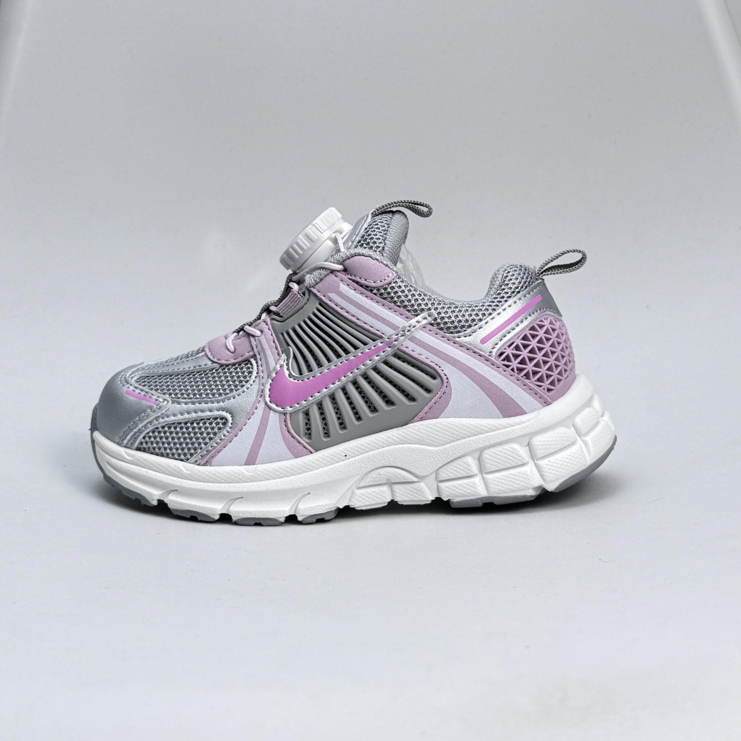 Nike Zoom Vomero 5子复古运动鞋融蕴时尚风范和丰富层次感,缔造运动鞋佳选,助你轻松型出范,开辟独属于自己的路。鞋款采用多层设计,融入织物与合成材质,塑就本季出众鞋款。同时巧糅科技感和低调设计,为鞋款注入反光细节,令你迈步间尽显闪耀魅力; 结合中性色调,\\t打造非凡造型。\\t 尺码26-37 079JGD-选品中心