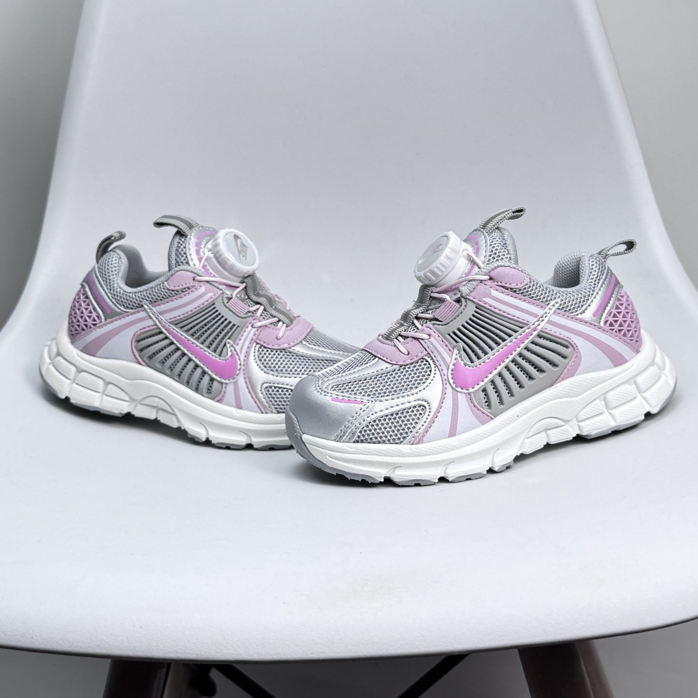 图片[5]-Nike Zoom Vomero 5子复古运动鞋融蕴时尚风范和丰富层次感，缔造运动鞋佳选，助你轻松型出范，开辟独属于自己的路。鞋款采用多层设计，融入织物与合成材质，塑就本季出众鞋款。同时巧糅科技感和低调设计，为鞋款注入反光细节，令你迈步间尽显闪耀魅力; 结合中性色调，\\t打造非凡造型。\\t 尺码26-37 079JGD-选品中心