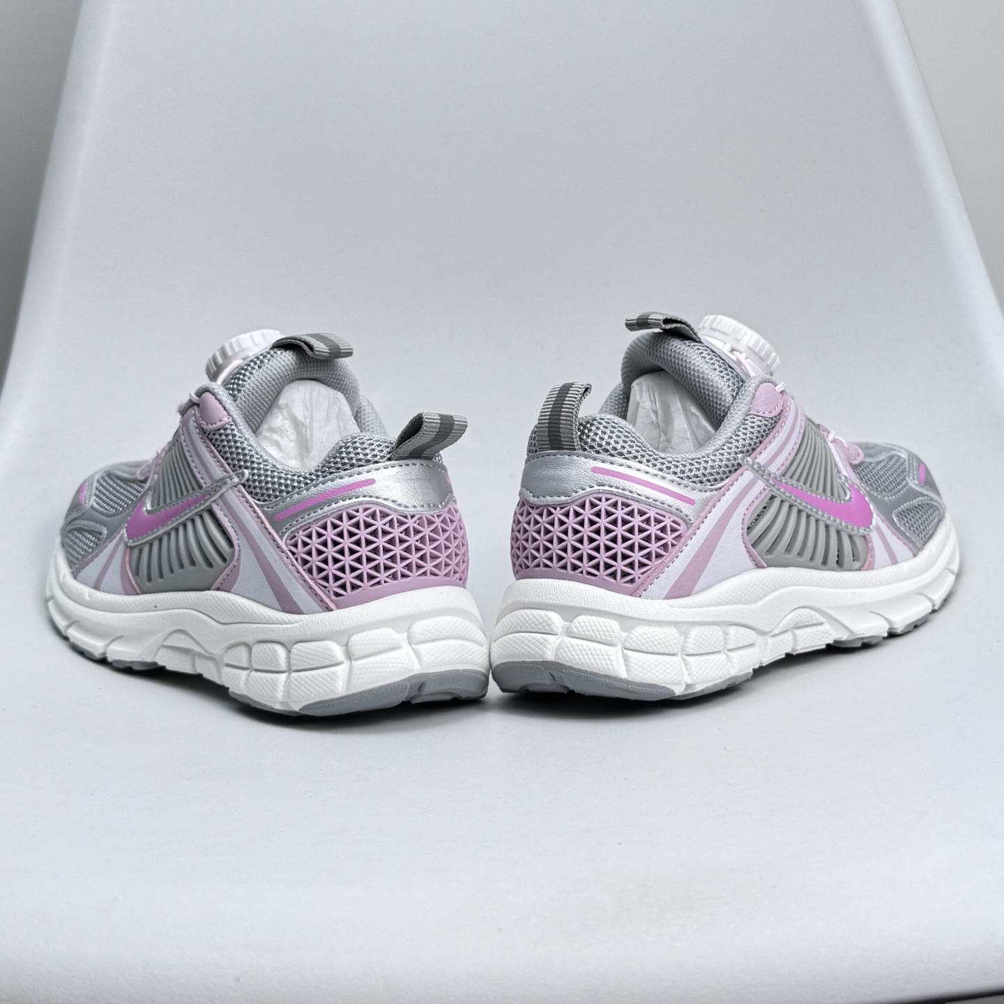 图片[4]-Nike Zoom Vomero 5子复古运动鞋融蕴时尚风范和丰富层次感，缔造运动鞋佳选，助你轻松型出范，开辟独属于自己的路。鞋款采用多层设计，融入织物与合成材质，塑就本季出众鞋款。同时巧糅科技感和低调设计，为鞋款注入反光细节，令你迈步间尽显闪耀魅力; 结合中性色调，\\t打造非凡造型。\\t 尺码26-37 079JGD-选品中心