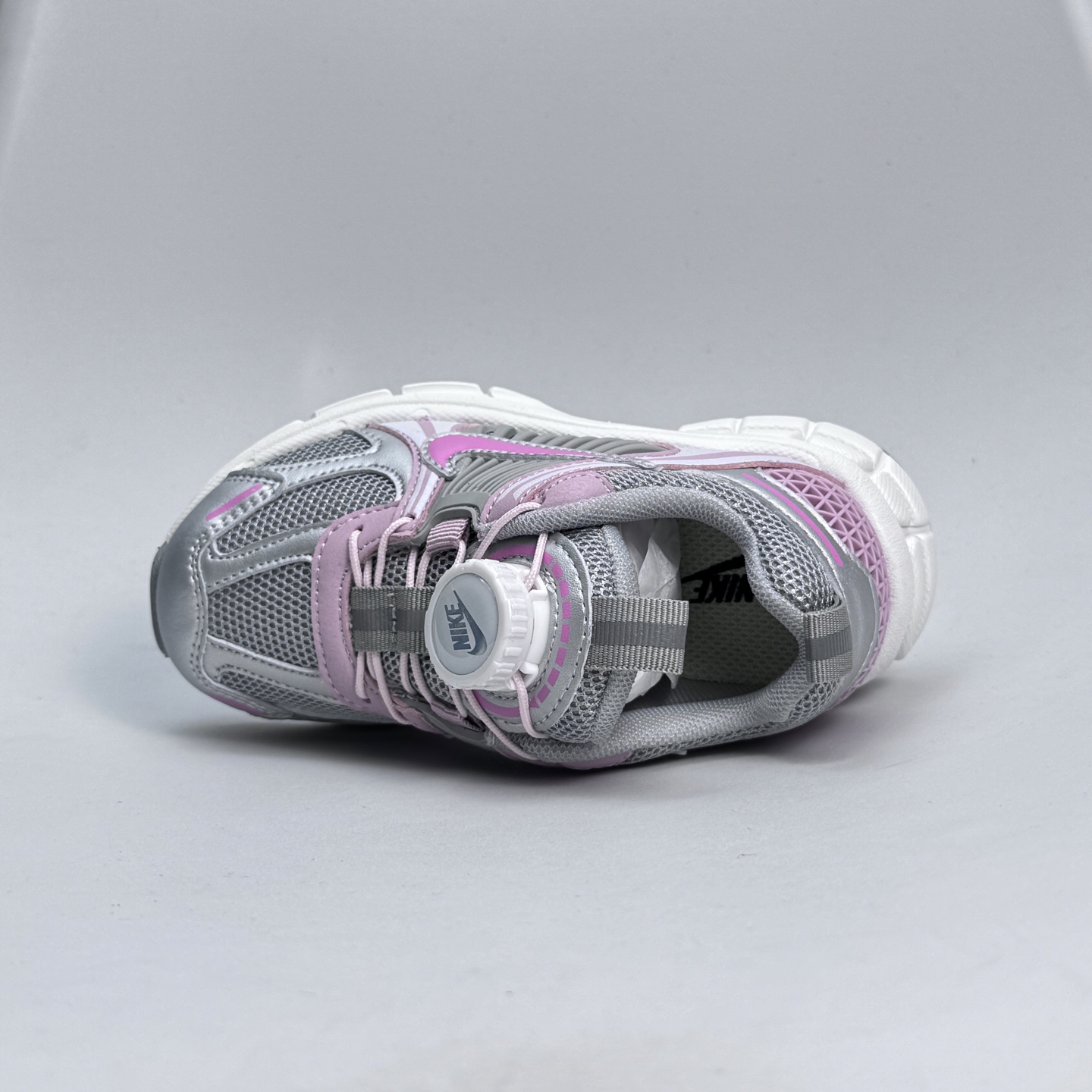 图片[6]-Nike Zoom Vomero 5子复古运动鞋融蕴时尚风范和丰富层次感，缔造运动鞋佳选，助你轻松型出范，开辟独属于自己的路。鞋款采用多层设计，融入织物与合成材质，塑就本季出众鞋款。同时巧糅科技感和低调设计，为鞋款注入反光细节，令你迈步间尽显闪耀魅力; 结合中性色调，\\t打造非凡造型。\\t 尺码26-37 079JGD-选品中心