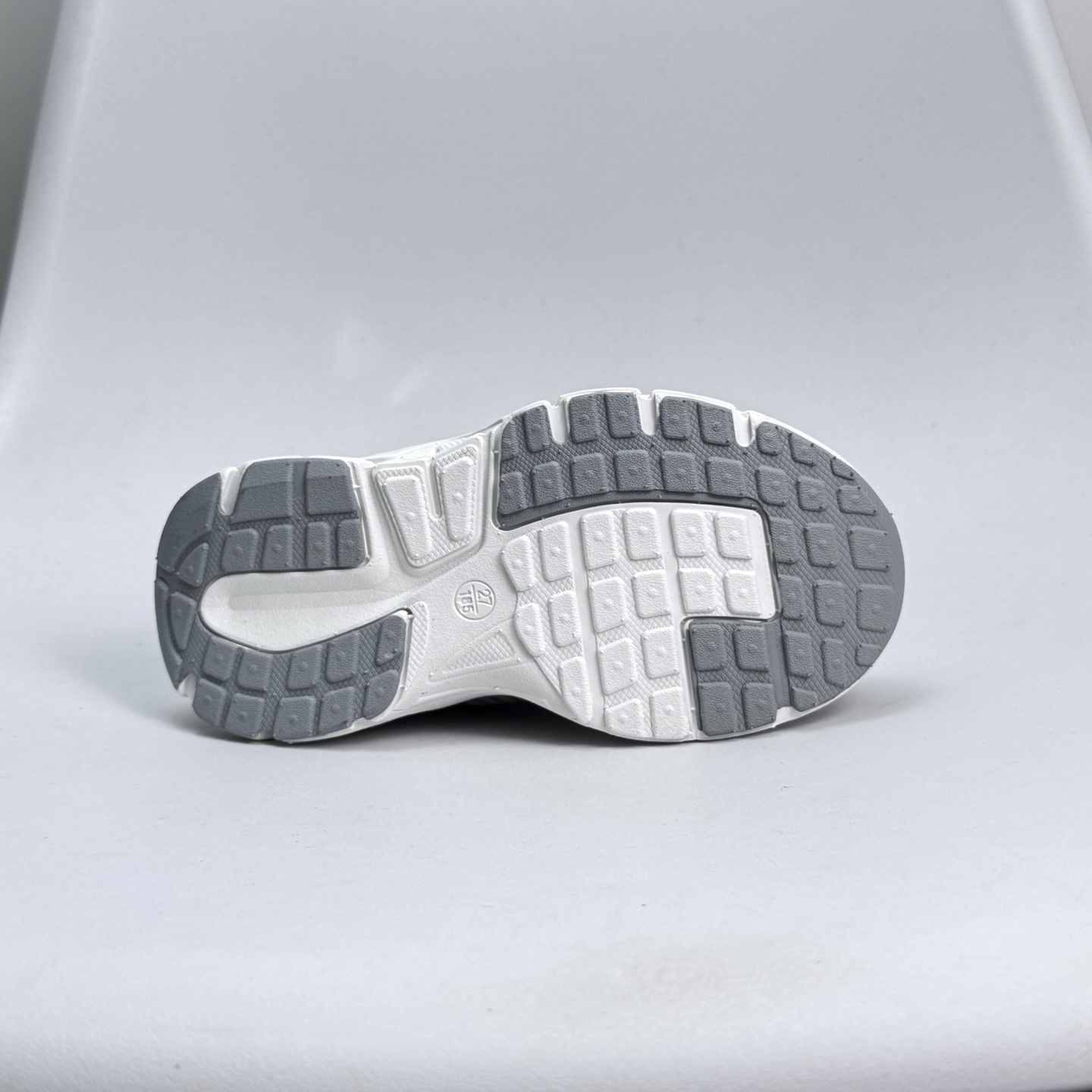 图片[7]-Nike Zoom Vomero 5子复古运动鞋融蕴时尚风范和丰富层次感，缔造运动鞋佳选，助你轻松型出范，开辟独属于自己的路。鞋款采用多层设计，融入织物与合成材质，塑就本季出众鞋款。同时巧糅科技感和低调设计，为鞋款注入反光细节，令你迈步间尽显闪耀魅力; 结合中性色调，\\t打造非凡造型。\\t 尺码26-37 079JGD-选品中心