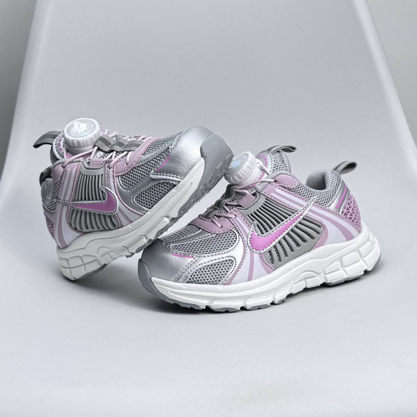 图片[2]-Nike Zoom Vomero 5子复古运动鞋融蕴时尚风范和丰富层次感，缔造运动鞋佳选，助你轻松型出范，开辟独属于自己的路。鞋款采用多层设计，融入织物与合成材质，塑就本季出众鞋款。同时巧糅科技感和低调设计，为鞋款注入反光细节，令你迈步间尽显闪耀魅力; 结合中性色调，\\t打造非凡造型。\\t 尺码26-37 079JGD-选品中心