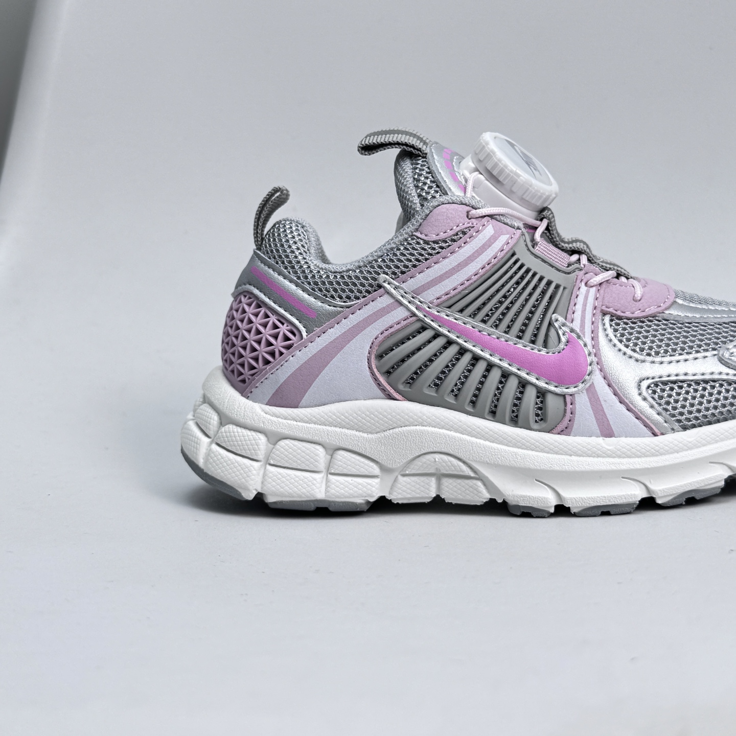 图片[8]-Nike Zoom Vomero 5子复古运动鞋融蕴时尚风范和丰富层次感，缔造运动鞋佳选，助你轻松型出范，开辟独属于自己的路。鞋款采用多层设计，融入织物与合成材质，塑就本季出众鞋款。同时巧糅科技感和低调设计，为鞋款注入反光细节，令你迈步间尽显闪耀魅力; 结合中性色调，\\t打造非凡造型。\\t 尺码26-37 079JGD-选品中心