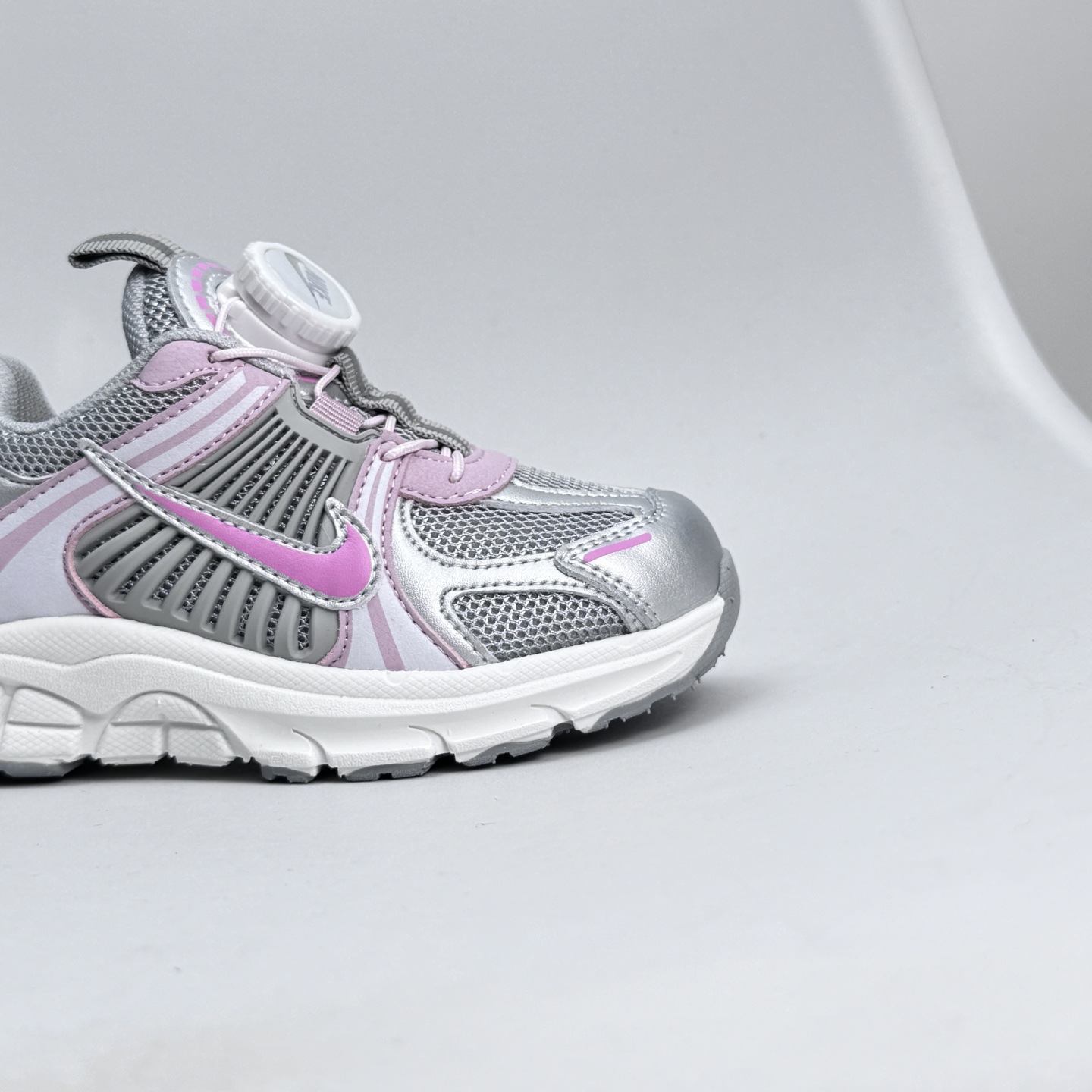 图片[9]-Nike Zoom Vomero 5子复古运动鞋融蕴时尚风范和丰富层次感，缔造运动鞋佳选，助你轻松型出范，开辟独属于自己的路。鞋款采用多层设计，融入织物与合成材质，塑就本季出众鞋款。同时巧糅科技感和低调设计，为鞋款注入反光细节，令你迈步间尽显闪耀魅力; 结合中性色调，\\t打造非凡造型。\\t 尺码26-37 079JGD-选品中心