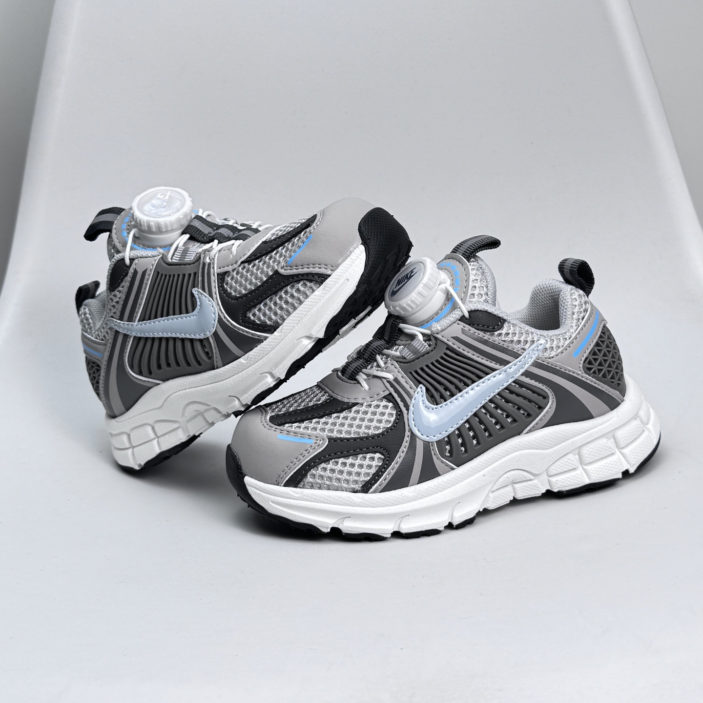 图片[2]-Nike Zoom Vomero 5子复古运动鞋融蕴时尚风范和丰富层次感，缔造运动鞋佳选，助你轻松型出范，开辟独属于自己的路。鞋款采用多层设计，融入织物与合成材质，塑就本季出众鞋款。同时巧糅科技感和低调设计，为鞋款注入反光细节，令你迈步间尽显闪耀魅力; 结合中性色调，\\t打造非凡造型。\\t 尺码26-37 079JGD-选品中心