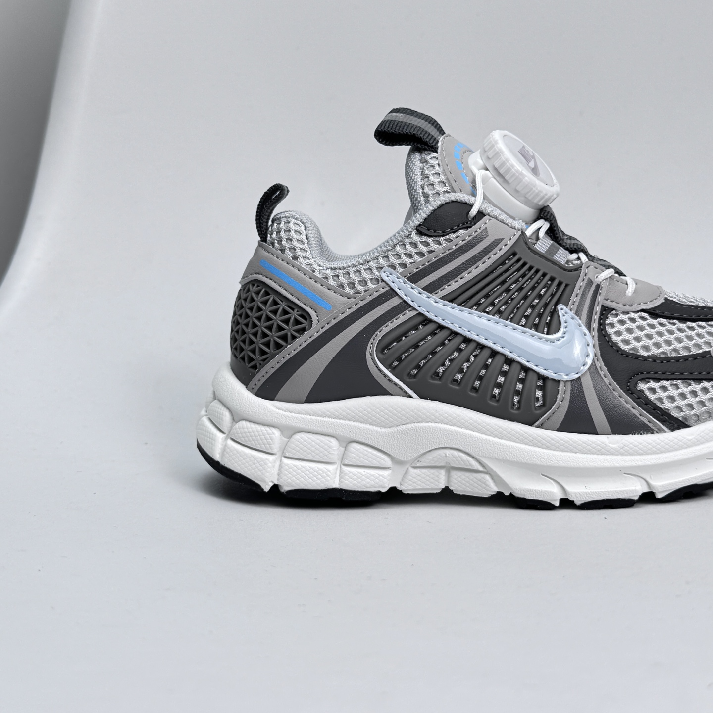 图片[8]-Nike Zoom Vomero 5子复古运动鞋融蕴时尚风范和丰富层次感，缔造运动鞋佳选，助你轻松型出范，开辟独属于自己的路。鞋款采用多层设计，融入织物与合成材质，塑就本季出众鞋款。同时巧糅科技感和低调设计，为鞋款注入反光细节，令你迈步间尽显闪耀魅力; 结合中性色调，\\t打造非凡造型。\\t 尺码26-37 079JGD-选品中心