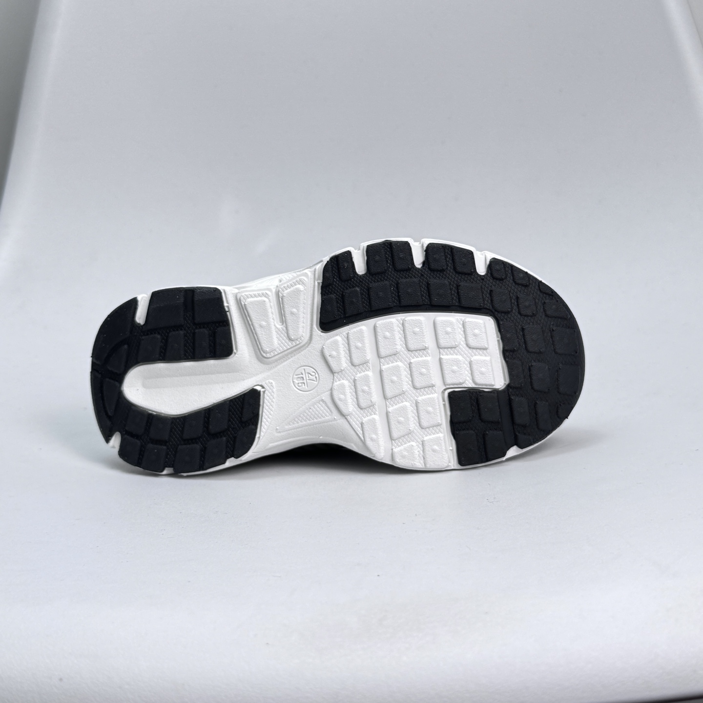 图片[7]-Nike Zoom Vomero 5子复古运动鞋融蕴时尚风范和丰富层次感，缔造运动鞋佳选，助你轻松型出范，开辟独属于自己的路。鞋款采用多层设计，融入织物与合成材质，塑就本季出众鞋款。同时巧糅科技感和低调设计，为鞋款注入反光细节，令你迈步间尽显闪耀魅力; 结合中性色调，\\t打造非凡造型。\\t 尺码26-37 079JGD-选品中心