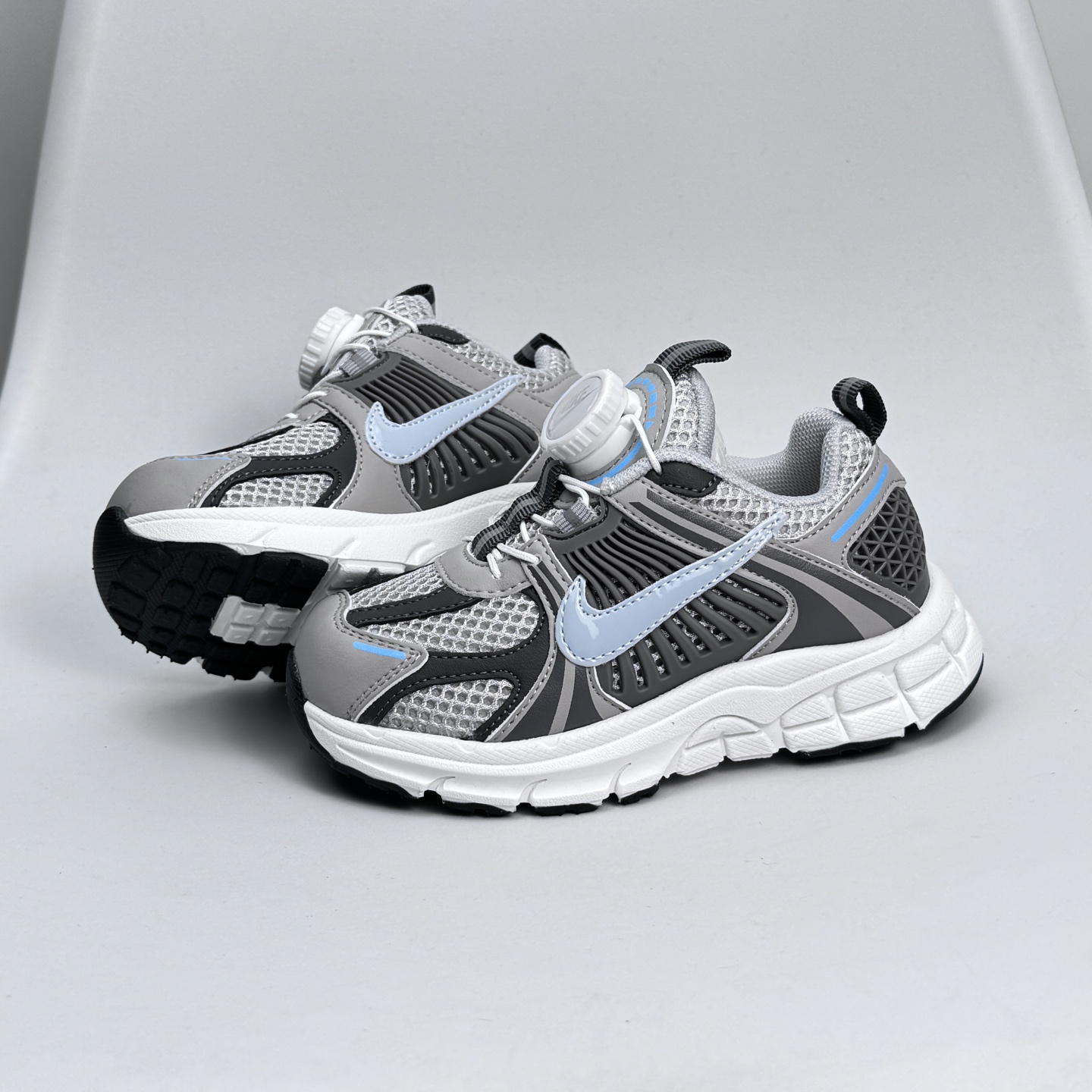 图片[3]-Nike Zoom Vomero 5子复古运动鞋融蕴时尚风范和丰富层次感，缔造运动鞋佳选，助你轻松型出范，开辟独属于自己的路。鞋款采用多层设计，融入织物与合成材质，塑就本季出众鞋款。同时巧糅科技感和低调设计，为鞋款注入反光细节，令你迈步间尽显闪耀魅力; 结合中性色调，\\t打造非凡造型。\\t 尺码26-37 079JGD-选品中心