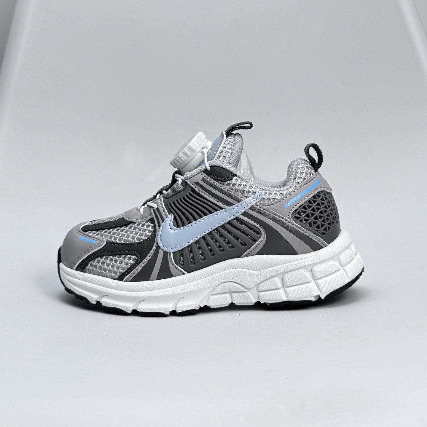 Nike Zoom Vomero 5子复古运动鞋融蕴时尚风范和丰富层次感,缔造运动鞋佳选,助你轻松型出范,开辟独属于自己的路。鞋款采用多层设计,融入织物与合成材质,塑就本季出众鞋款。同时巧糅科技感和低调设计,为鞋款注入反光细节,令你迈步间尽显闪耀魅力; 结合中性色调,\\t打造非凡造型。\\t 尺码26-37 079JGD-选品中心
