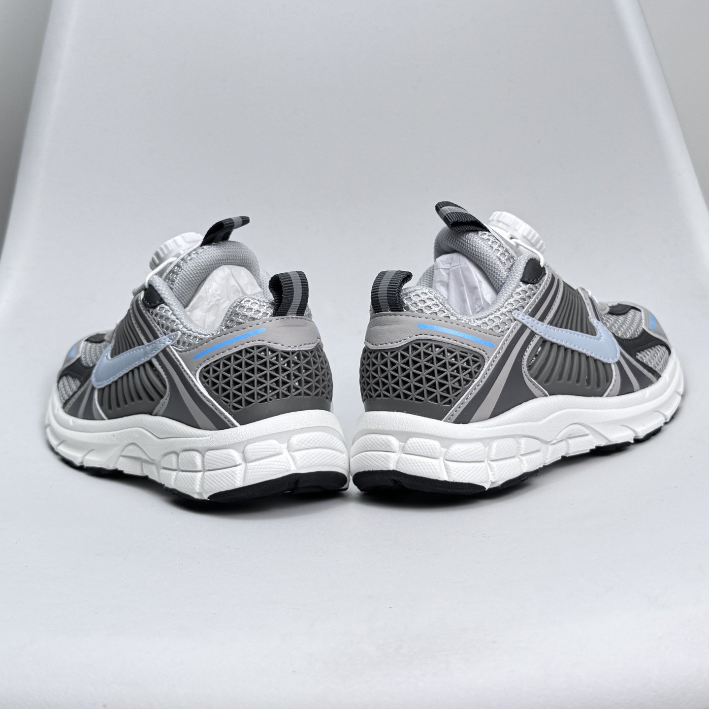 图片[4]-Nike Zoom Vomero 5子复古运动鞋融蕴时尚风范和丰富层次感，缔造运动鞋佳选，助你轻松型出范，开辟独属于自己的路。鞋款采用多层设计，融入织物与合成材质，塑就本季出众鞋款。同时巧糅科技感和低调设计，为鞋款注入反光细节，令你迈步间尽显闪耀魅力; 结合中性色调，\\t打造非凡造型。\\t 尺码26-37 079JGD-选品中心