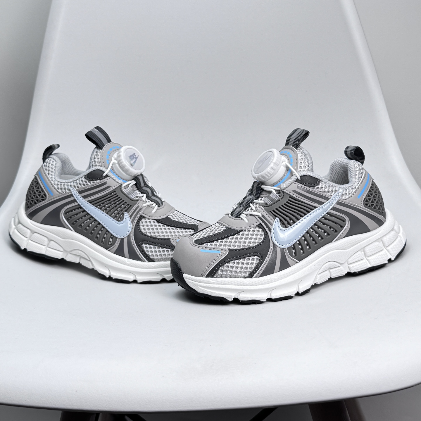 图片[5]-Nike Zoom Vomero 5子复古运动鞋融蕴时尚风范和丰富层次感，缔造运动鞋佳选，助你轻松型出范，开辟独属于自己的路。鞋款采用多层设计，融入织物与合成材质，塑就本季出众鞋款。同时巧糅科技感和低调设计，为鞋款注入反光细节，令你迈步间尽显闪耀魅力; 结合中性色调，\\t打造非凡造型。\\t 尺码26-37 079JGD-选品中心