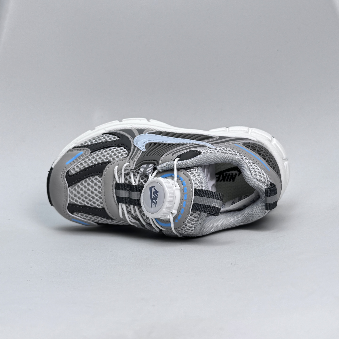 图片[6]-Nike Zoom Vomero 5子复古运动鞋融蕴时尚风范和丰富层次感，缔造运动鞋佳选，助你轻松型出范，开辟独属于自己的路。鞋款采用多层设计，融入织物与合成材质，塑就本季出众鞋款。同时巧糅科技感和低调设计，为鞋款注入反光细节，令你迈步间尽显闪耀魅力; 结合中性色调，\\t打造非凡造型。\\t 尺码26-37 079JGD-选品中心