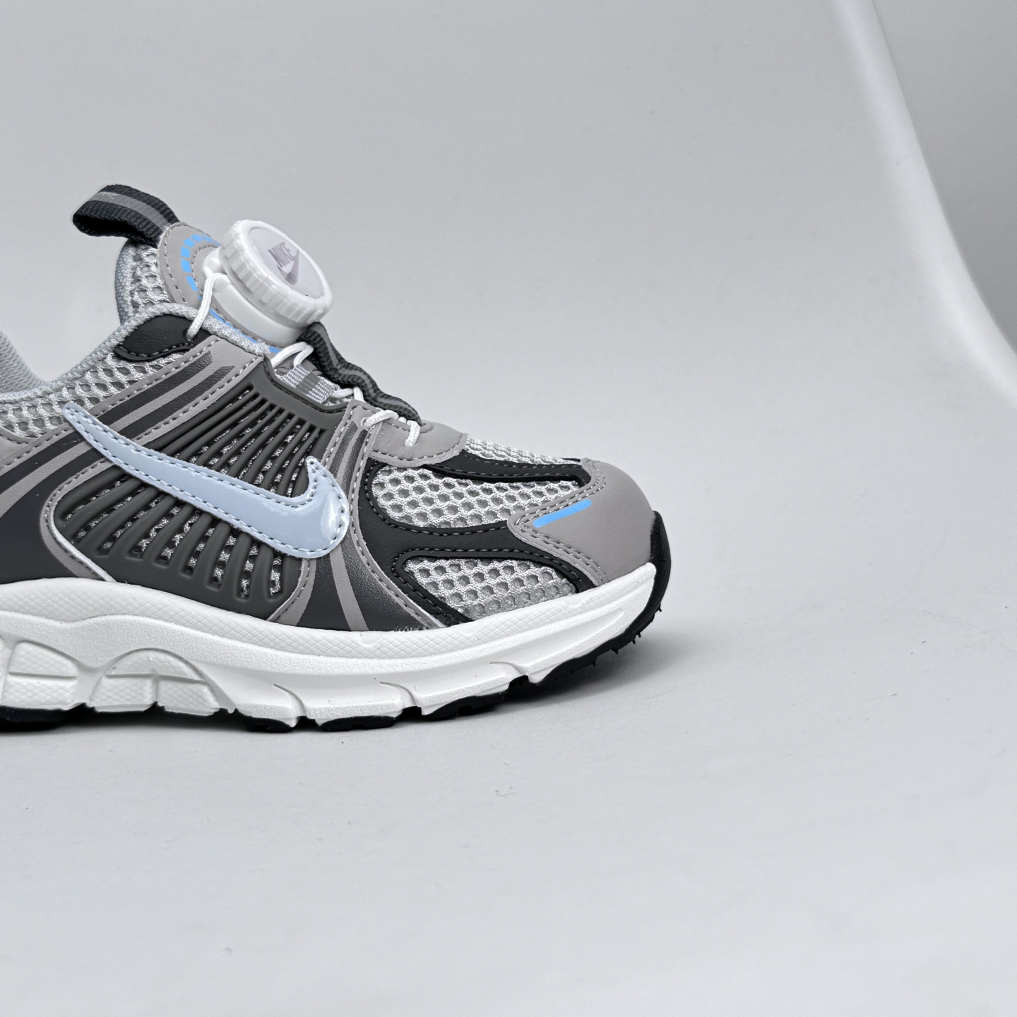 图片[9]-Nike Zoom Vomero 5子复古运动鞋融蕴时尚风范和丰富层次感，缔造运动鞋佳选，助你轻松型出范，开辟独属于自己的路。鞋款采用多层设计，融入织物与合成材质，塑就本季出众鞋款。同时巧糅科技感和低调设计，为鞋款注入反光细节，令你迈步间尽显闪耀魅力; 结合中性色调，\\t打造非凡造型。\\t 尺码26-37 079JGD-选品中心