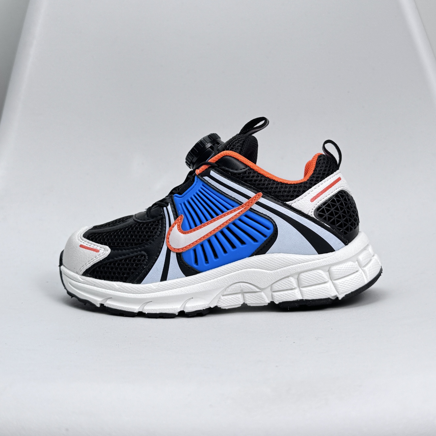 Nike Zoom Vomero 5子复古运动鞋融蕴时尚风范和丰富层次感,缔造运动鞋佳选,助你轻松型出范,开辟独属于自己的路。鞋款采用多层设计,融入织物与合成材质,塑就本季出众鞋款。同时巧糅科技感和低调设计,为鞋款注入反光细节,令你迈步间尽显闪耀魅力; 结合中性色调,\\t打造非凡造型。\\t 尺码26-37 079JGD-选品中心