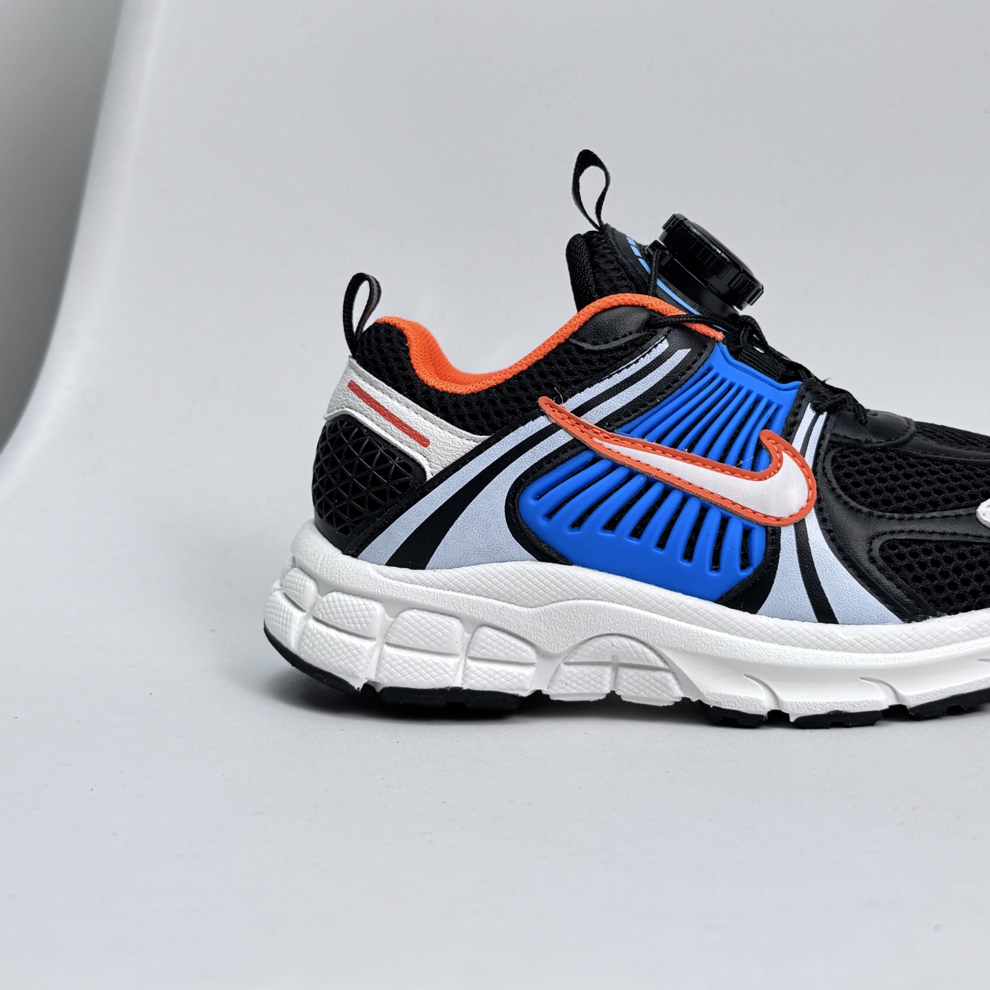 图片[8]-Nike Zoom Vomero 5子复古运动鞋融蕴时尚风范和丰富层次感，缔造运动鞋佳选，助你轻松型出范，开辟独属于自己的路。鞋款采用多层设计，融入织物与合成材质，塑就本季出众鞋款。同时巧糅科技感和低调设计，为鞋款注入反光细节，令你迈步间尽显闪耀魅力; 结合中性色调，\\t打造非凡造型。\\t 尺码26-37 079JGD-选品中心