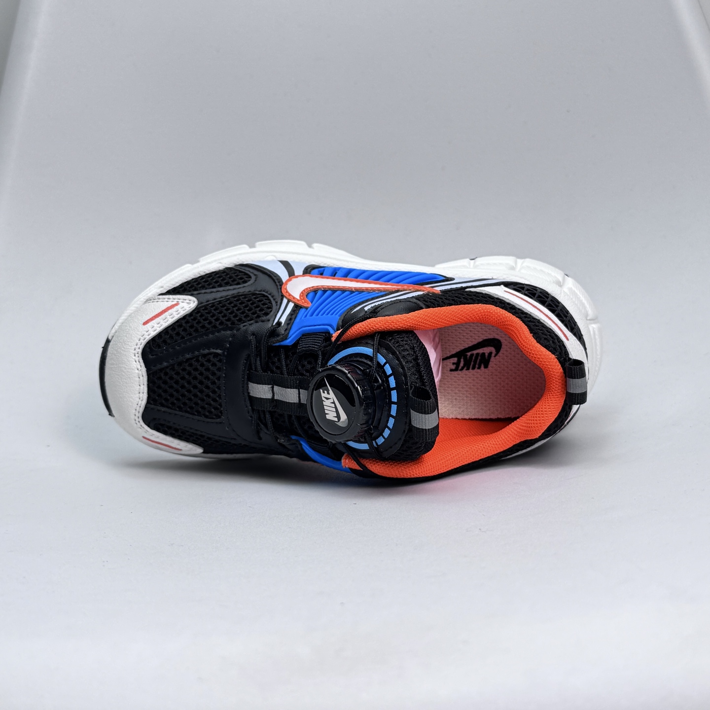 图片[6]-Nike Zoom Vomero 5子复古运动鞋融蕴时尚风范和丰富层次感，缔造运动鞋佳选，助你轻松型出范，开辟独属于自己的路。鞋款采用多层设计，融入织物与合成材质，塑就本季出众鞋款。同时巧糅科技感和低调设计，为鞋款注入反光细节，令你迈步间尽显闪耀魅力; 结合中性色调，\\t打造非凡造型。\\t 尺码26-37 079JGD-选品中心