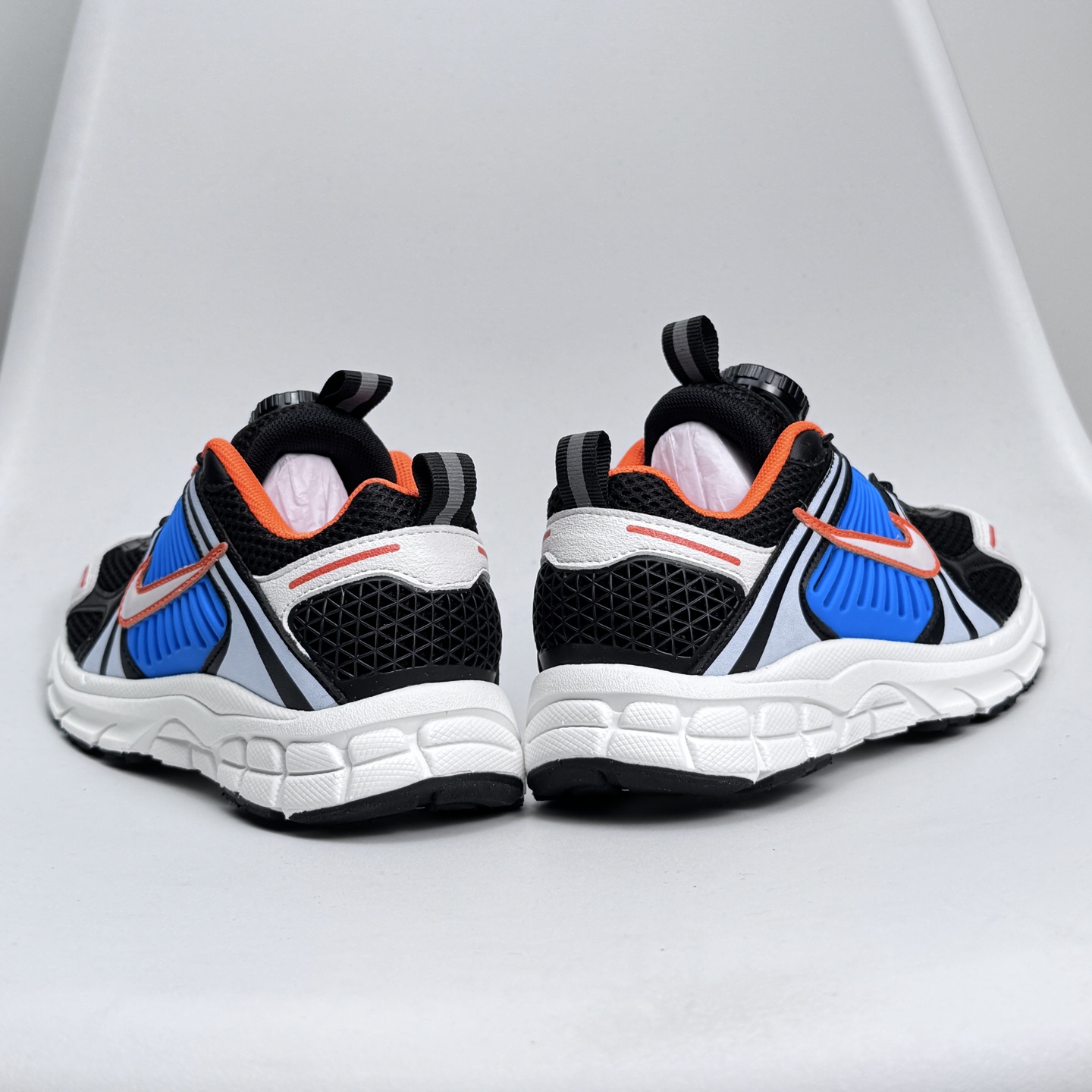 图片[4]-Nike Zoom Vomero 5子复古运动鞋融蕴时尚风范和丰富层次感，缔造运动鞋佳选，助你轻松型出范，开辟独属于自己的路。鞋款采用多层设计，融入织物与合成材质，塑就本季出众鞋款。同时巧糅科技感和低调设计，为鞋款注入反光细节，令你迈步间尽显闪耀魅力; 结合中性色调，\\t打造非凡造型。\\t 尺码26-37 079JGD-选品中心