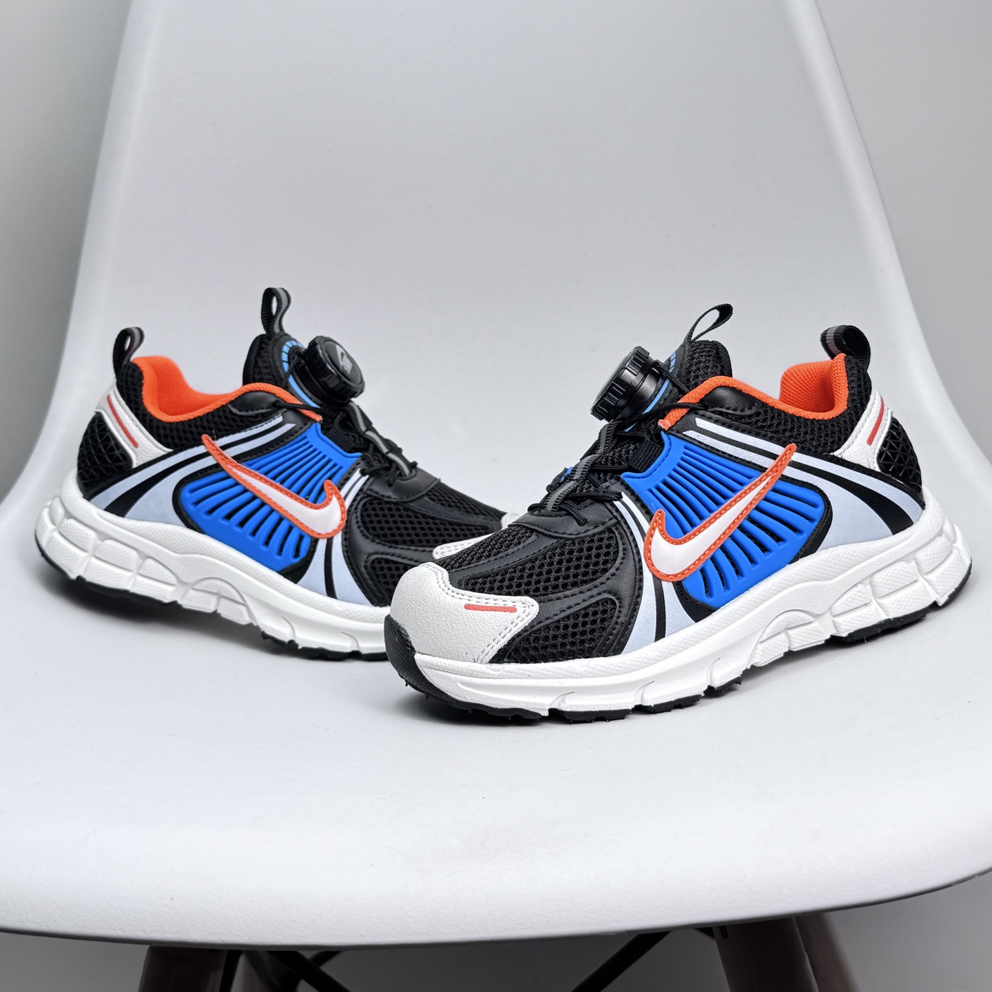 图片[5]-Nike Zoom Vomero 5子复古运动鞋融蕴时尚风范和丰富层次感，缔造运动鞋佳选，助你轻松型出范，开辟独属于自己的路。鞋款采用多层设计，融入织物与合成材质，塑就本季出众鞋款。同时巧糅科技感和低调设计，为鞋款注入反光细节，令你迈步间尽显闪耀魅力; 结合中性色调，\\t打造非凡造型。\\t 尺码26-37 079JGD-选品中心