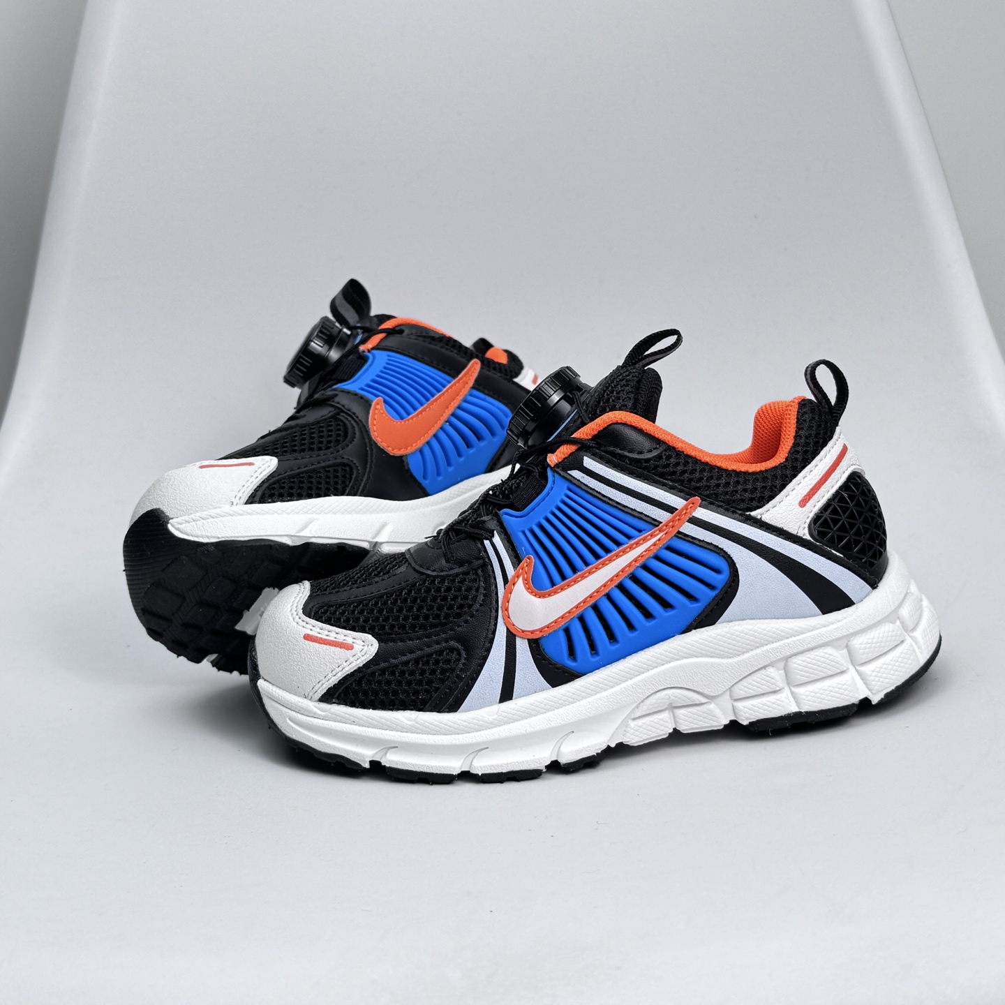 图片[3]-Nike Zoom Vomero 5子复古运动鞋融蕴时尚风范和丰富层次感，缔造运动鞋佳选，助你轻松型出范，开辟独属于自己的路。鞋款采用多层设计，融入织物与合成材质，塑就本季出众鞋款。同时巧糅科技感和低调设计，为鞋款注入反光细节，令你迈步间尽显闪耀魅力; 结合中性色调，\\t打造非凡造型。\\t 尺码26-37 079JGD-选品中心