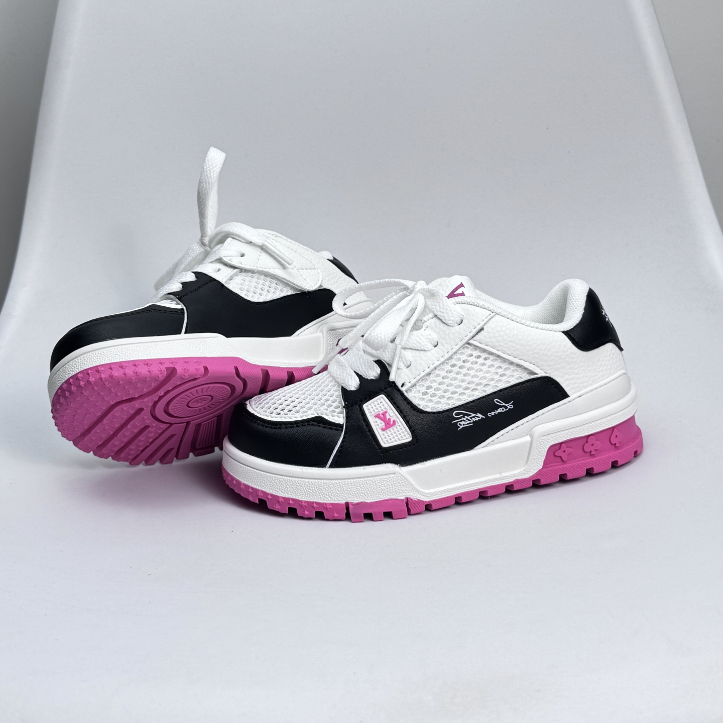 图片[3]-🔗LV Trainer儿童镂空网面板鞋🎀 尺码：26-37码 👟舒适透气，轻盈步伐👟 这款板鞋采用优质材料制作，既保证了穿着的舒适度，又让小脚丫能自由呼吸。轻盈的设计让孩子们无论是跑跳还是漫步都能感受到轻松自在，完美适应他们的活泼天性。 🌈缤纷色彩，点亮每一步🌈 LV Trainer儿童板鞋不仅有经典的黑白配色，还有各种鲜艳夺目的色彩选择。从活泼的荧光绿到梦幻的樱花粉，每一种颜色都能点亮孩子的日常，成为他们个性的表达。 ✨安全设计，守护每一次探索✨ 考虑到孩子们的好奇心和探险欲，这款板鞋特别加强了鞋底的抓地力，提供更好的稳定性，即使在户外游戏中也能稳固站立，减少摔倒的风险。 🎉细节之处，尽显匠心品质🎉 从鞋带的可调节设计到易于穿脱的魔术贴，每一个细节都精心考量，旨在带给孩子们更加便捷舒适的体验。同时，精致的LV LOGO和标志性的花纹，无疑彰显了品牌独特的时尚态度。-选品中心