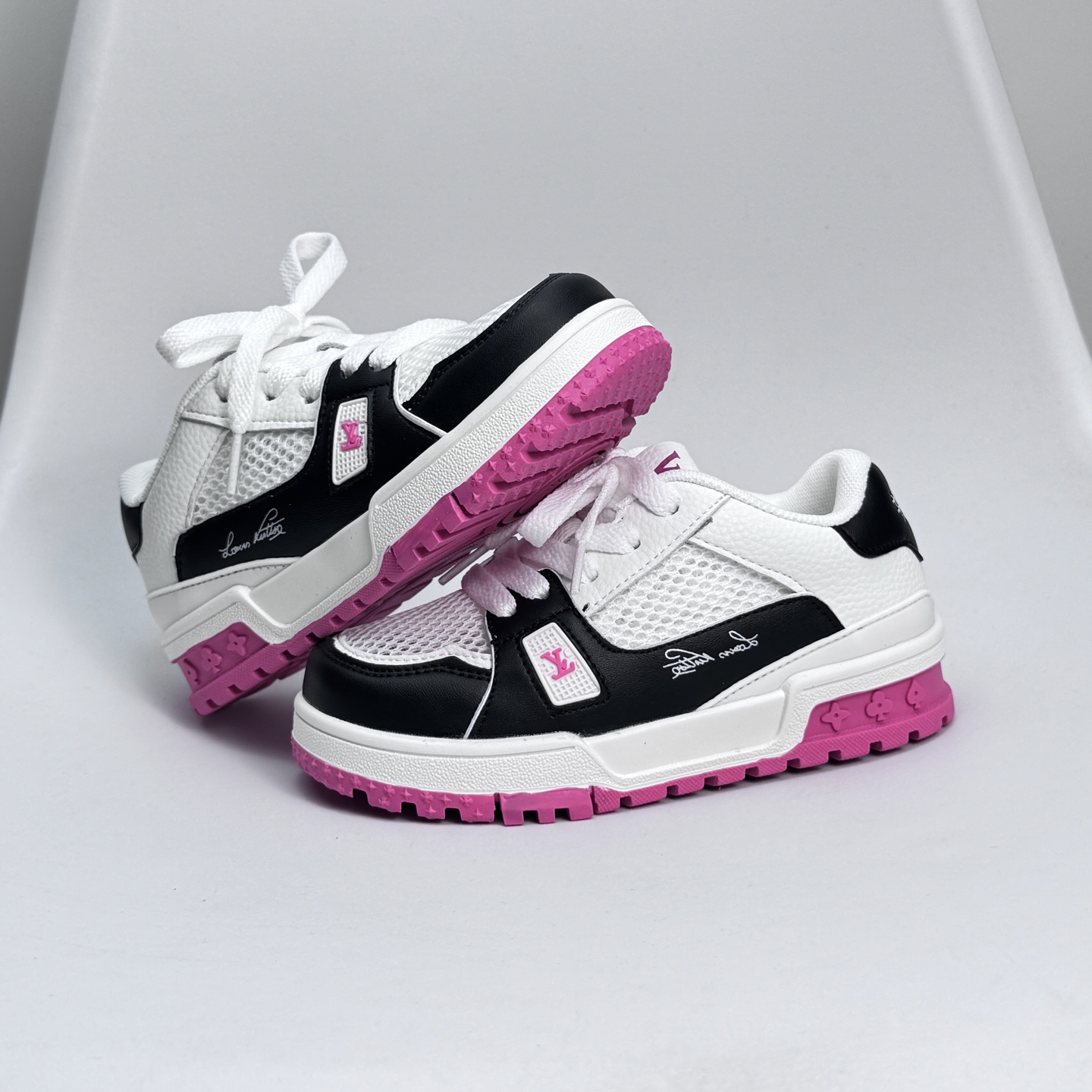 图片[4]-集合图 🔗LV Trainer儿童镂空网面板鞋🎀 尺码：26-37码! 👟舒适透气，轻盈步伐👟 这款板鞋采用优质材料制作，既保证了穿着的舒适度，又让小脚丫能自由呼吸。轻盈的设计让孩子们无论是跑跳还是漫步都能感受到轻松自在，完美适应他们的活泼天性。 🌈缤纷色彩，点亮每一步🌈 LV Trainer儿童板鞋不仅有经典的黑白配色，还有各种鲜艳夺目的色彩选择。从活泼的荧光绿到梦幻的樱花粉，每一种颜色都能点亮孩子的日常，成为他们个性的表达。 ✨安全设计，守护每一次探索✨ 考虑到孩子们的好奇心和探险欲，这款板鞋特别加强了鞋底的抓地力，提供更好的稳定性，即使在户外游戏中也能稳固站立，减少摔倒的风险。 🎉细节之处，尽显匠心品质🎉 从鞋带的可调节设计到易于穿脱的魔术贴，每一个细节都精心考量，旨在带给孩子们更加便捷舒适的体验。同时，精致的LV LOGO和标志性的花纹，无疑彰显了品牌独特的时尚态度。-选品中心