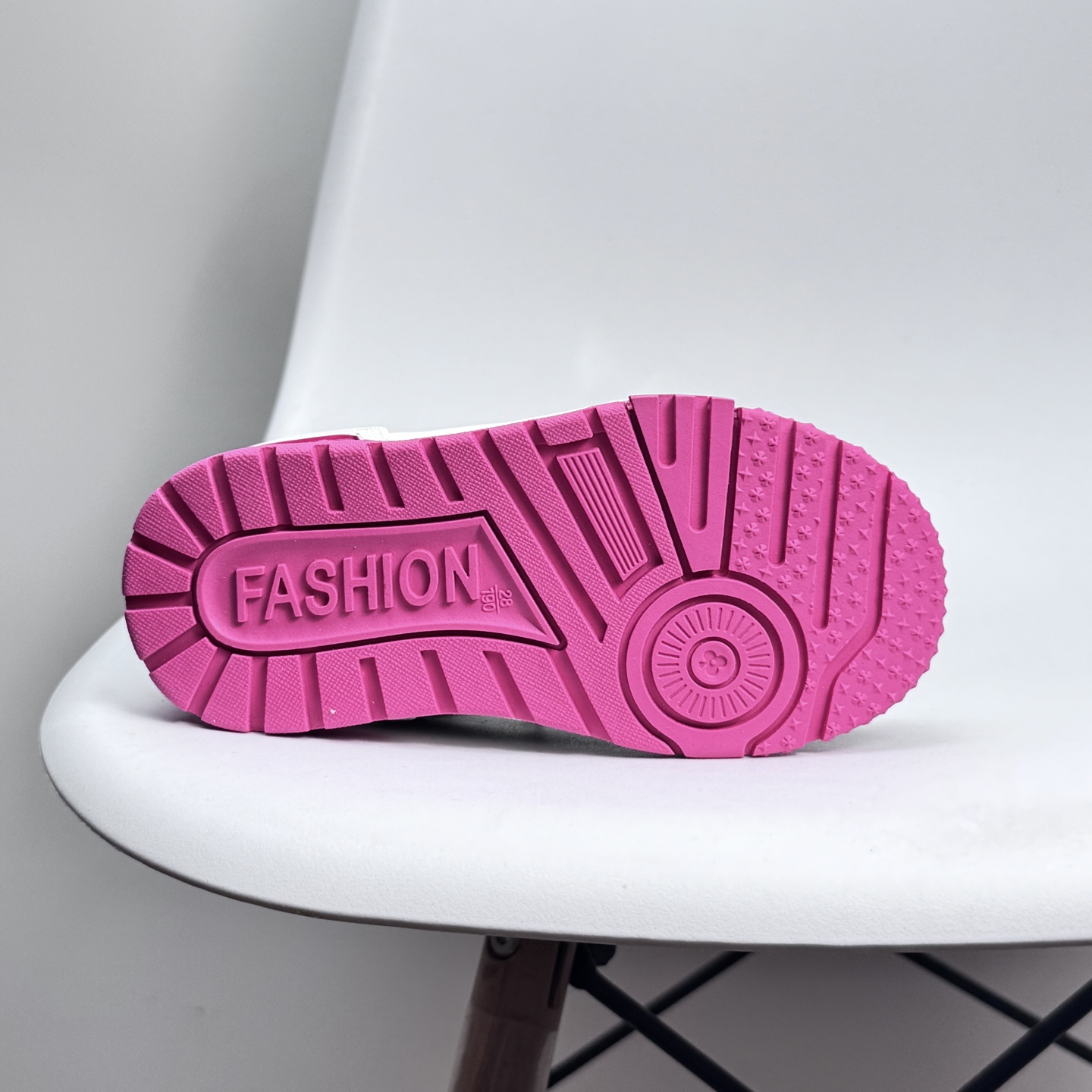 图片[7]-🔗LV Trainer儿童镂空网面板鞋🎀 尺码：26-37码 👟舒适透气，轻盈步伐👟 这款板鞋采用优质材料制作，既保证了穿着的舒适度，又让小脚丫能自由呼吸。轻盈的设计让孩子们无论是跑跳还是漫步都能感受到轻松自在，完美适应他们的活泼天性。 🌈缤纷色彩，点亮每一步🌈 LV Trainer儿童板鞋不仅有经典的黑白配色，还有各种鲜艳夺目的色彩选择。从活泼的荧光绿到梦幻的樱花粉，每一种颜色都能点亮孩子的日常，成为他们个性的表达。 ✨安全设计，守护每一次探索✨ 考虑到孩子们的好奇心和探险欲，这款板鞋特别加强了鞋底的抓地力，提供更好的稳定性，即使在户外游戏中也能稳固站立，减少摔倒的风险。 🎉细节之处，尽显匠心品质🎉 从鞋带的可调节设计到易于穿脱的魔术贴，每一个细节都精心考量，旨在带给孩子们更加便捷舒适的体验。同时，精致的LV LOGO和标志性的花纹，无疑彰显了品牌独特的时尚态度。-选品中心