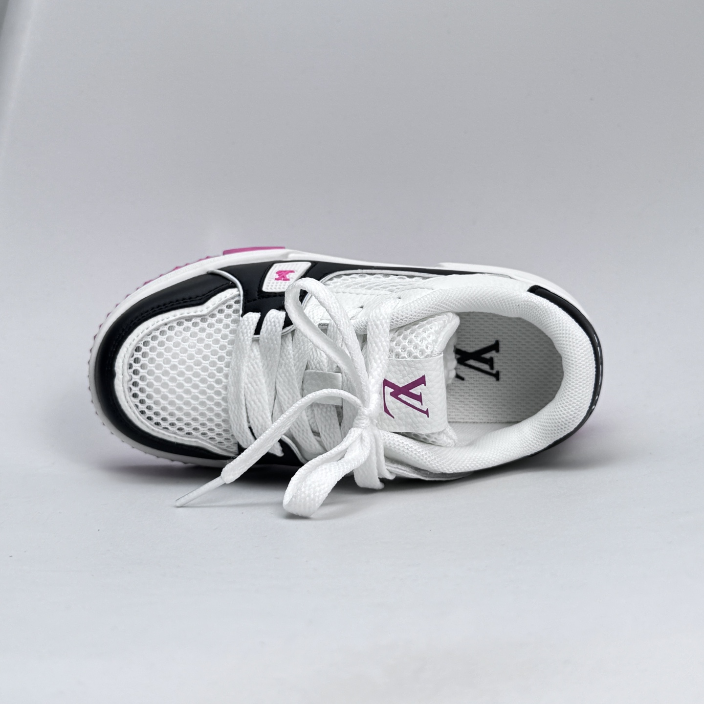 图片[6]-🔗LV Trainer儿童镂空网面板鞋🎀 尺码：26-37码 👟舒适透气，轻盈步伐👟 这款板鞋采用优质材料制作，既保证了穿着的舒适度，又让小脚丫能自由呼吸。轻盈的设计让孩子们无论是跑跳还是漫步都能感受到轻松自在，完美适应他们的活泼天性。 🌈缤纷色彩，点亮每一步🌈 LV Trainer儿童板鞋不仅有经典的黑白配色，还有各种鲜艳夺目的色彩选择。从活泼的荧光绿到梦幻的樱花粉，每一种颜色都能点亮孩子的日常，成为他们个性的表达。 ✨安全设计，守护每一次探索✨ 考虑到孩子们的好奇心和探险欲，这款板鞋特别加强了鞋底的抓地力，提供更好的稳定性，即使在户外游戏中也能稳固站立，减少摔倒的风险。 🎉细节之处，尽显匠心品质🎉 从鞋带的可调节设计到易于穿脱的魔术贴，每一个细节都精心考量，旨在带给孩子们更加便捷舒适的体验。同时，精致的LV LOGO和标志性的花纹，无疑彰显了品牌独特的时尚态度。-选品中心