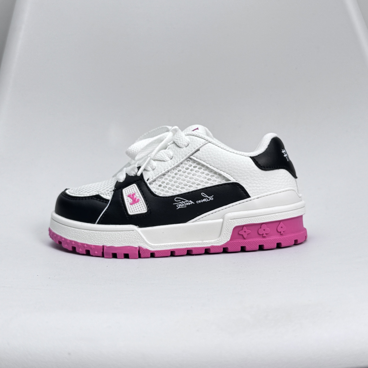 集合图 🔗LV Trainer儿童镂空网面板鞋🎀 尺码：26-37码! 👟舒适透气，轻盈步伐👟 这款板鞋采用优质材料制作，既保证了穿着的舒适度，又让小脚丫能自由呼吸。轻盈的设计让孩子们无论是跑跳还是漫步都能感受到轻松自在，完美适应他们的活泼天性。 🌈缤纷色彩，点亮每一步🌈 LV Trainer儿童板鞋不仅有经典的黑白配色，还有各种鲜艳夺目的色彩选择。从活泼的荧光绿到梦幻的樱花粉，每一种颜色都能点亮孩子的日常，成为他们个性的表达。 ✨安全设计，守护每一次探索✨ 考虑到孩子们的好奇心和探险欲，这款板鞋特别加强了鞋底的抓地力，提供更好的稳定性，即使在户外游戏中也能稳固站立，减少摔倒的风险。 🎉细节之处，尽显匠心品质🎉 从鞋带的可调节设计到易于穿脱的魔术贴，每一个细节都精心考量，旨在带给孩子们更加便捷舒适的体验。同时，精致的LV LOGO和标志性的花纹，无疑彰显了品牌独特的时尚态度。-选品中心