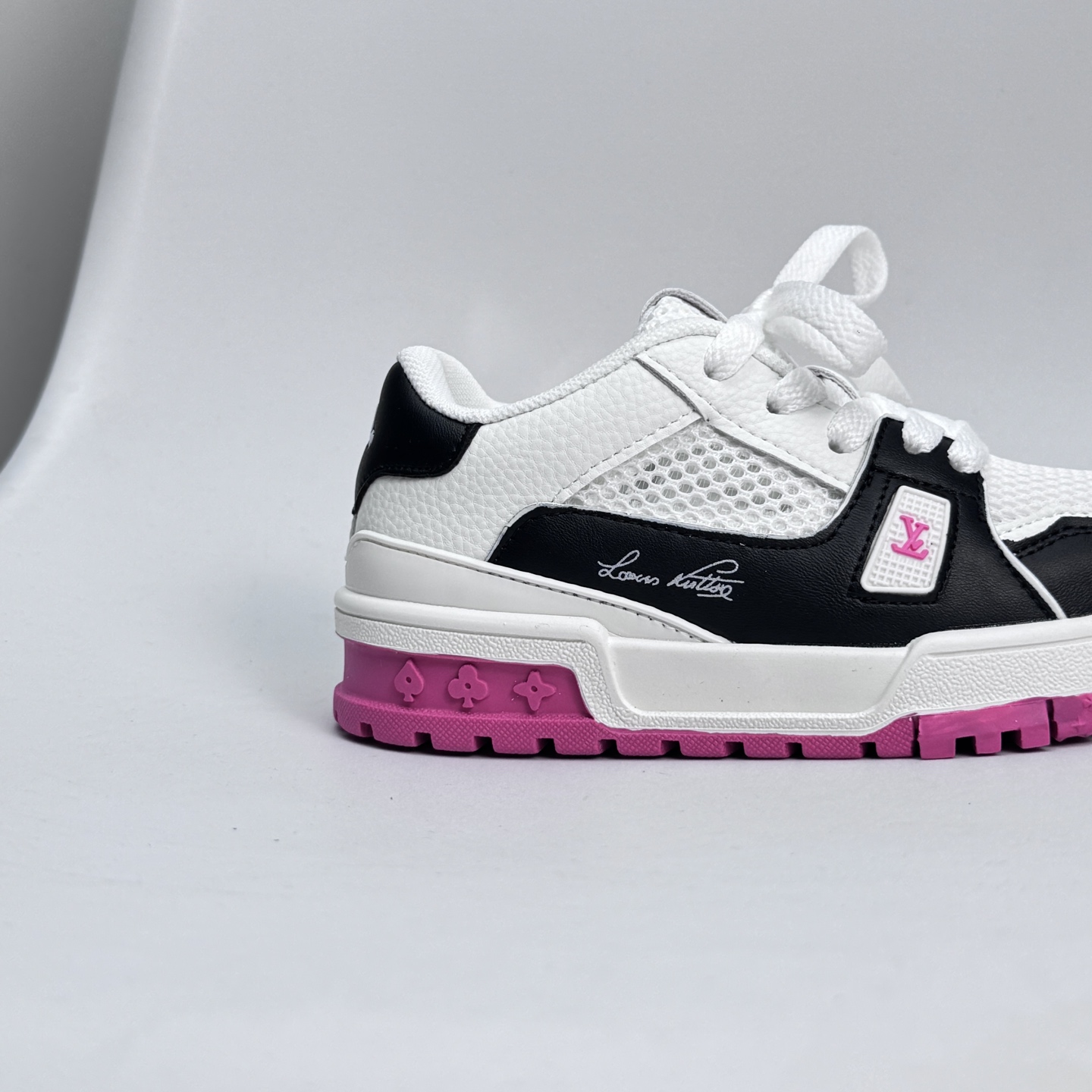 图片[8]-🔗LV Trainer儿童镂空网面板鞋🎀 尺码：26-37码 👟舒适透气，轻盈步伐👟 这款板鞋采用优质材料制作，既保证了穿着的舒适度，又让小脚丫能自由呼吸。轻盈的设计让孩子们无论是跑跳还是漫步都能感受到轻松自在，完美适应他们的活泼天性。 🌈缤纷色彩，点亮每一步🌈 LV Trainer儿童板鞋不仅有经典的黑白配色，还有各种鲜艳夺目的色彩选择。从活泼的荧光绿到梦幻的樱花粉，每一种颜色都能点亮孩子的日常，成为他们个性的表达。 ✨安全设计，守护每一次探索✨ 考虑到孩子们的好奇心和探险欲，这款板鞋特别加强了鞋底的抓地力，提供更好的稳定性，即使在户外游戏中也能稳固站立，减少摔倒的风险。 🎉细节之处，尽显匠心品质🎉 从鞋带的可调节设计到易于穿脱的魔术贴，每一个细节都精心考量，旨在带给孩子们更加便捷舒适的体验。同时，精致的LV LOGO和标志性的花纹，无疑彰显了品牌独特的时尚态度。-选品中心