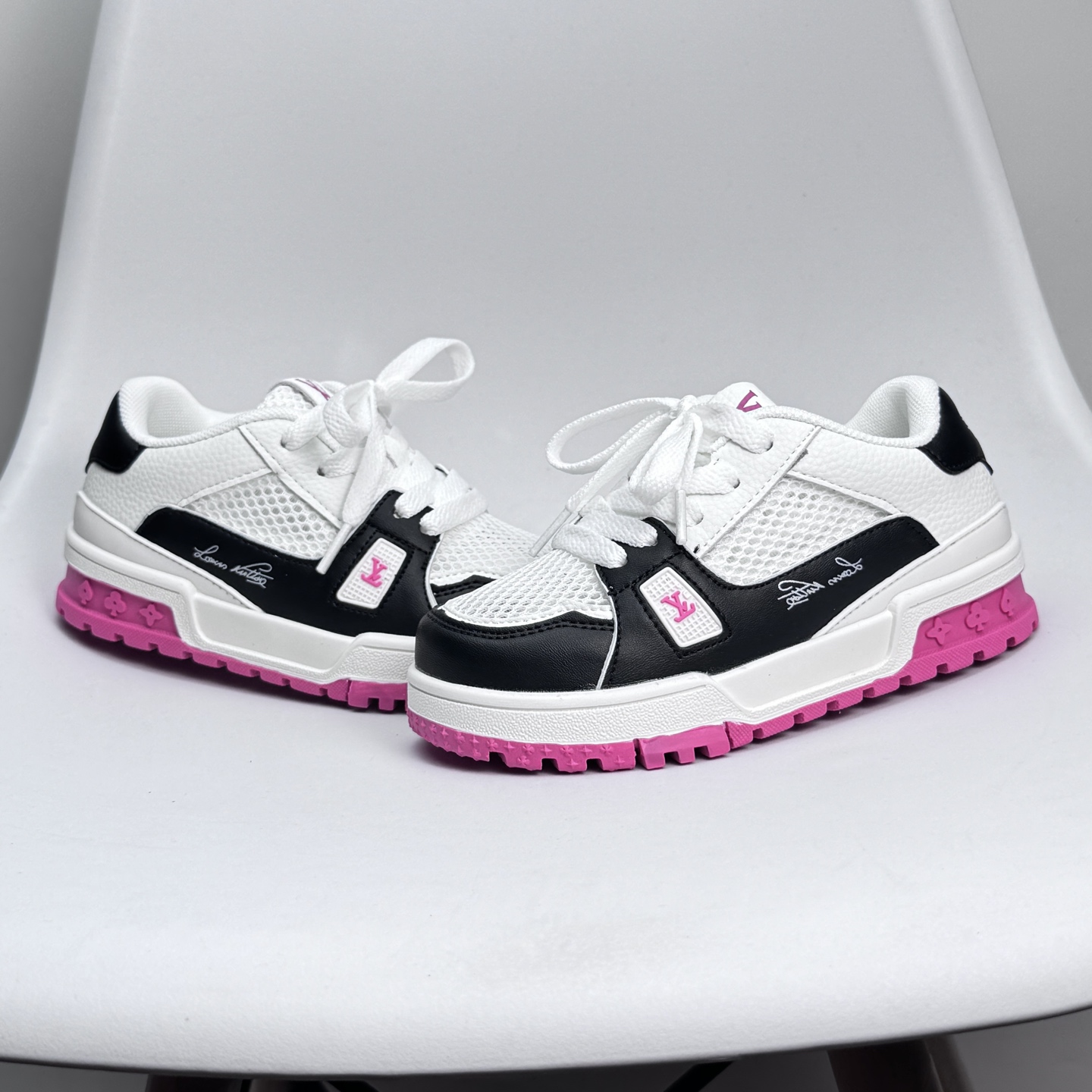 图片[5]-🔗LV Trainer儿童镂空网面板鞋🎀 尺码：26-37码 👟舒适透气，轻盈步伐👟 这款板鞋采用优质材料制作，既保证了穿着的舒适度，又让小脚丫能自由呼吸。轻盈的设计让孩子们无论是跑跳还是漫步都能感受到轻松自在，完美适应他们的活泼天性。 🌈缤纷色彩，点亮每一步🌈 LV Trainer儿童板鞋不仅有经典的黑白配色，还有各种鲜艳夺目的色彩选择。从活泼的荧光绿到梦幻的樱花粉，每一种颜色都能点亮孩子的日常，成为他们个性的表达。 ✨安全设计，守护每一次探索✨ 考虑到孩子们的好奇心和探险欲，这款板鞋特别加强了鞋底的抓地力，提供更好的稳定性，即使在户外游戏中也能稳固站立，减少摔倒的风险。 🎉细节之处，尽显匠心品质🎉 从鞋带的可调节设计到易于穿脱的魔术贴，每一个细节都精心考量，旨在带给孩子们更加便捷舒适的体验。同时，精致的LV LOGO和标志性的花纹，无疑彰显了品牌独特的时尚态度。-选品中心