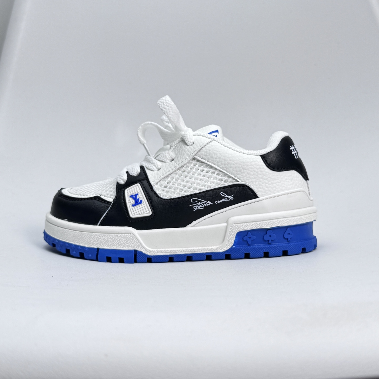 图片[2]-集合图 🔗LV Trainer儿童镂空网面板鞋🎀 尺码：26-37码! 👟舒适透气，轻盈步伐👟 这款板鞋采用优质材料制作，既保证了穿着的舒适度，又让小脚丫能自由呼吸。轻盈的设计让孩子们无论是跑跳还是漫步都能感受到轻松自在，完美适应他们的活泼天性。 🌈缤纷色彩，点亮每一步🌈 LV Trainer儿童板鞋不仅有经典的黑白配色，还有各种鲜艳夺目的色彩选择。从活泼的荧光绿到梦幻的樱花粉，每一种颜色都能点亮孩子的日常，成为他们个性的表达。 ✨安全设计，守护每一次探索✨ 考虑到孩子们的好奇心和探险欲，这款板鞋特别加强了鞋底的抓地力，提供更好的稳定性，即使在户外游戏中也能稳固站立，减少摔倒的风险。 🎉细节之处，尽显匠心品质🎉 从鞋带的可调节设计到易于穿脱的魔术贴，每一个细节都精心考量，旨在带给孩子们更加便捷舒适的体验。同时，精致的LV LOGO和标志性的花纹，无疑彰显了品牌独特的时尚态度。-选品中心