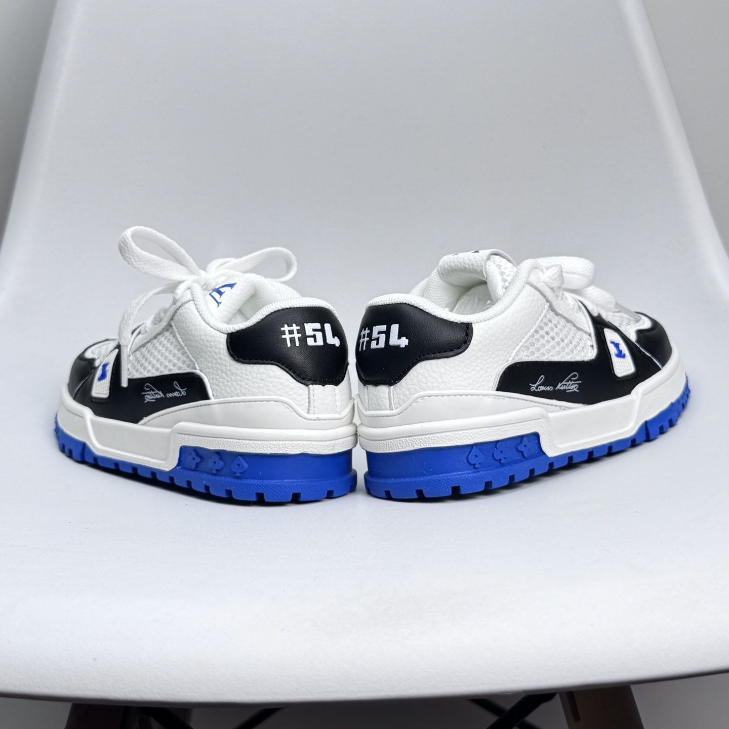 图片[8]-集合图 🔗LV Trainer儿童镂空网面板鞋🎀 尺码：26-37码! 👟舒适透气，轻盈步伐👟 这款板鞋采用优质材料制作，既保证了穿着的舒适度，又让小脚丫能自由呼吸。轻盈的设计让孩子们无论是跑跳还是漫步都能感受到轻松自在，完美适应他们的活泼天性。 🌈缤纷色彩，点亮每一步🌈 LV Trainer儿童板鞋不仅有经典的黑白配色，还有各种鲜艳夺目的色彩选择。从活泼的荧光绿到梦幻的樱花粉，每一种颜色都能点亮孩子的日常，成为他们个性的表达。 ✨安全设计，守护每一次探索✨ 考虑到孩子们的好奇心和探险欲，这款板鞋特别加强了鞋底的抓地力，提供更好的稳定性，即使在户外游戏中也能稳固站立，减少摔倒的风险。 🎉细节之处，尽显匠心品质🎉 从鞋带的可调节设计到易于穿脱的魔术贴，每一个细节都精心考量，旨在带给孩子们更加便捷舒适的体验。同时，精致的LV LOGO和标志性的花纹，无疑彰显了品牌独特的时尚态度。-选品中心