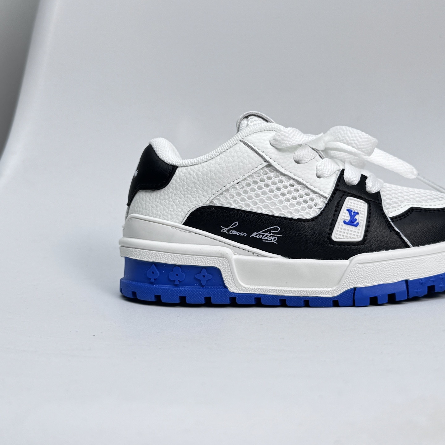 图片[8]-🔗LV Trainer儿童镂空网面板鞋🎀 尺码：26-37码 👟舒适透气，轻盈步伐👟 这款板鞋采用优质材料制作，既保证了穿着的舒适度，又让小脚丫能自由呼吸。轻盈的设计让孩子们无论是跑跳还是漫步都能感受到轻松自在，完美适应他们的活泼天性。 🌈缤纷色彩，点亮每一步🌈 LV Trainer儿童板鞋不仅有经典的黑白配色，还有各种鲜艳夺目的色彩选择。从活泼的荧光绿到梦幻的樱花粉，每一种颜色都能点亮孩子的日常，成为他们个性的表达。 ✨安全设计，守护每一次探索✨ 考虑到孩子们的好奇心和探险欲，这款板鞋特别加强了鞋底的抓地力，提供更好的稳定性，即使在户外游戏中也能稳固站立，减少摔倒的风险。 🎉细节之处，尽显匠心品质🎉 从鞋带的可调节设计到易于穿脱的魔术贴，每一个细节都精心考量，旨在带给孩子们更加便捷舒适的体验。同时，精致的LV LOGO和标志性的花纹，无疑彰显了品牌独特的时尚态度。-选品中心