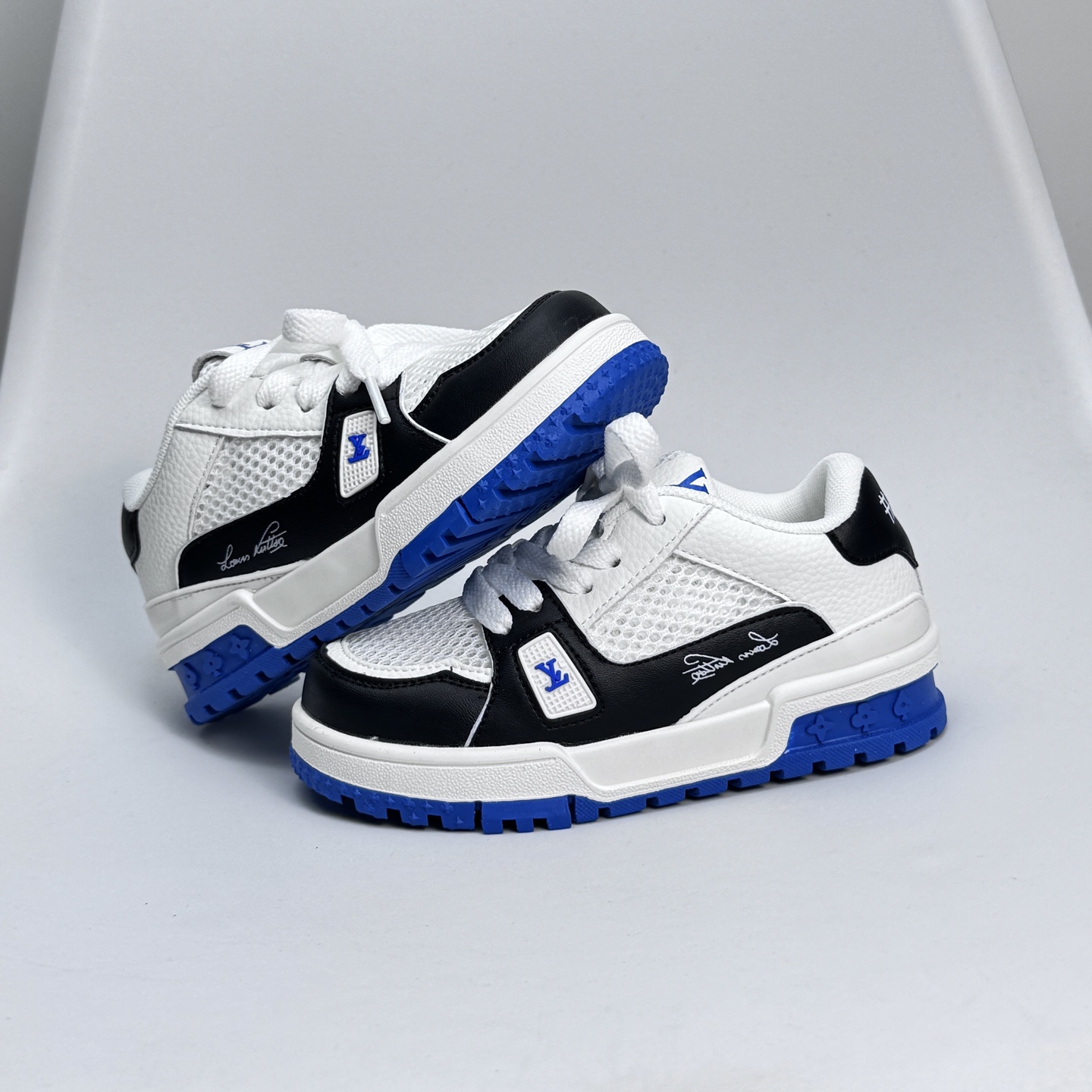 图片[5]-集合图 🔗LV Trainer儿童镂空网面板鞋🎀 尺码：26-37码! 👟舒适透气，轻盈步伐👟 这款板鞋采用优质材料制作，既保证了穿着的舒适度，又让小脚丫能自由呼吸。轻盈的设计让孩子们无论是跑跳还是漫步都能感受到轻松自在，完美适应他们的活泼天性。 🌈缤纷色彩，点亮每一步🌈 LV Trainer儿童板鞋不仅有经典的黑白配色，还有各种鲜艳夺目的色彩选择。从活泼的荧光绿到梦幻的樱花粉，每一种颜色都能点亮孩子的日常，成为他们个性的表达。 ✨安全设计，守护每一次探索✨ 考虑到孩子们的好奇心和探险欲，这款板鞋特别加强了鞋底的抓地力，提供更好的稳定性，即使在户外游戏中也能稳固站立，减少摔倒的风险。 🎉细节之处，尽显匠心品质🎉 从鞋带的可调节设计到易于穿脱的魔术贴，每一个细节都精心考量，旨在带给孩子们更加便捷舒适的体验。同时，精致的LV LOGO和标志性的花纹，无疑彰显了品牌独特的时尚态度。-选品中心