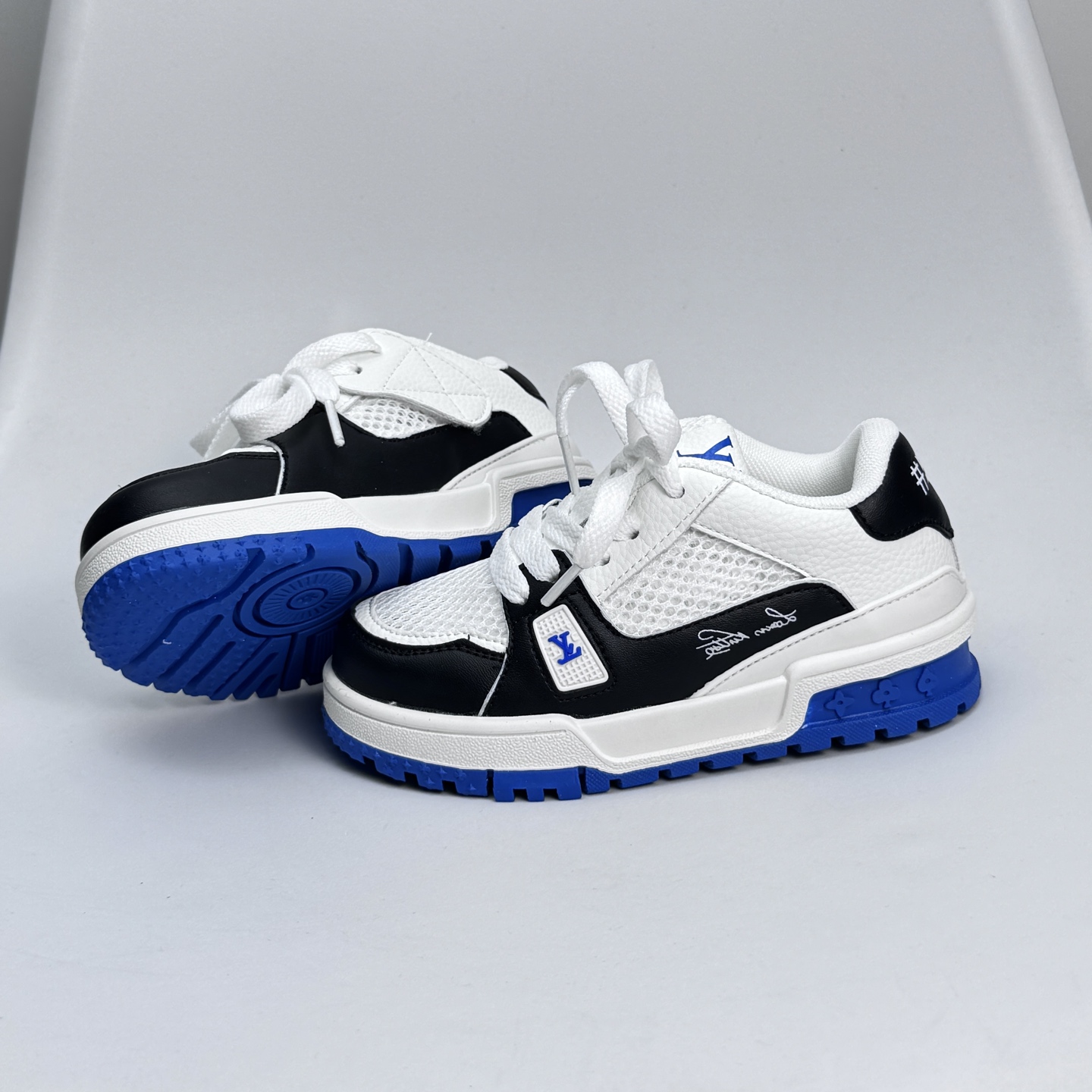 图片[3]-🔗LV Trainer儿童镂空网面板鞋🎀 尺码：26-37码 👟舒适透气，轻盈步伐👟 这款板鞋采用优质材料制作，既保证了穿着的舒适度，又让小脚丫能自由呼吸。轻盈的设计让孩子们无论是跑跳还是漫步都能感受到轻松自在，完美适应他们的活泼天性。 🌈缤纷色彩，点亮每一步🌈 LV Trainer儿童板鞋不仅有经典的黑白配色，还有各种鲜艳夺目的色彩选择。从活泼的荧光绿到梦幻的樱花粉，每一种颜色都能点亮孩子的日常，成为他们个性的表达。 ✨安全设计，守护每一次探索✨ 考虑到孩子们的好奇心和探险欲，这款板鞋特别加强了鞋底的抓地力，提供更好的稳定性，即使在户外游戏中也能稳固站立，减少摔倒的风险。 🎉细节之处，尽显匠心品质🎉 从鞋带的可调节设计到易于穿脱的魔术贴，每一个细节都精心考量，旨在带给孩子们更加便捷舒适的体验。同时，精致的LV LOGO和标志性的花纹，无疑彰显了品牌独特的时尚态度。-选品中心