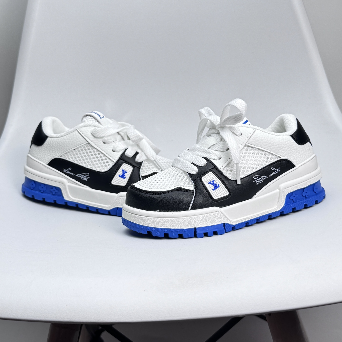 图片[5]-🔗LV Trainer儿童镂空网面板鞋🎀 尺码：26-37码 👟舒适透气，轻盈步伐👟 这款板鞋采用优质材料制作，既保证了穿着的舒适度，又让小脚丫能自由呼吸。轻盈的设计让孩子们无论是跑跳还是漫步都能感受到轻松自在，完美适应他们的活泼天性。 🌈缤纷色彩，点亮每一步🌈 LV Trainer儿童板鞋不仅有经典的黑白配色，还有各种鲜艳夺目的色彩选择。从活泼的荧光绿到梦幻的樱花粉，每一种颜色都能点亮孩子的日常，成为他们个性的表达。 ✨安全设计，守护每一次探索✨ 考虑到孩子们的好奇心和探险欲，这款板鞋特别加强了鞋底的抓地力，提供更好的稳定性，即使在户外游戏中也能稳固站立，减少摔倒的风险。 🎉细节之处，尽显匠心品质🎉 从鞋带的可调节设计到易于穿脱的魔术贴，每一个细节都精心考量，旨在带给孩子们更加便捷舒适的体验。同时，精致的LV LOGO和标志性的花纹，无疑彰显了品牌独特的时尚态度。-选品中心