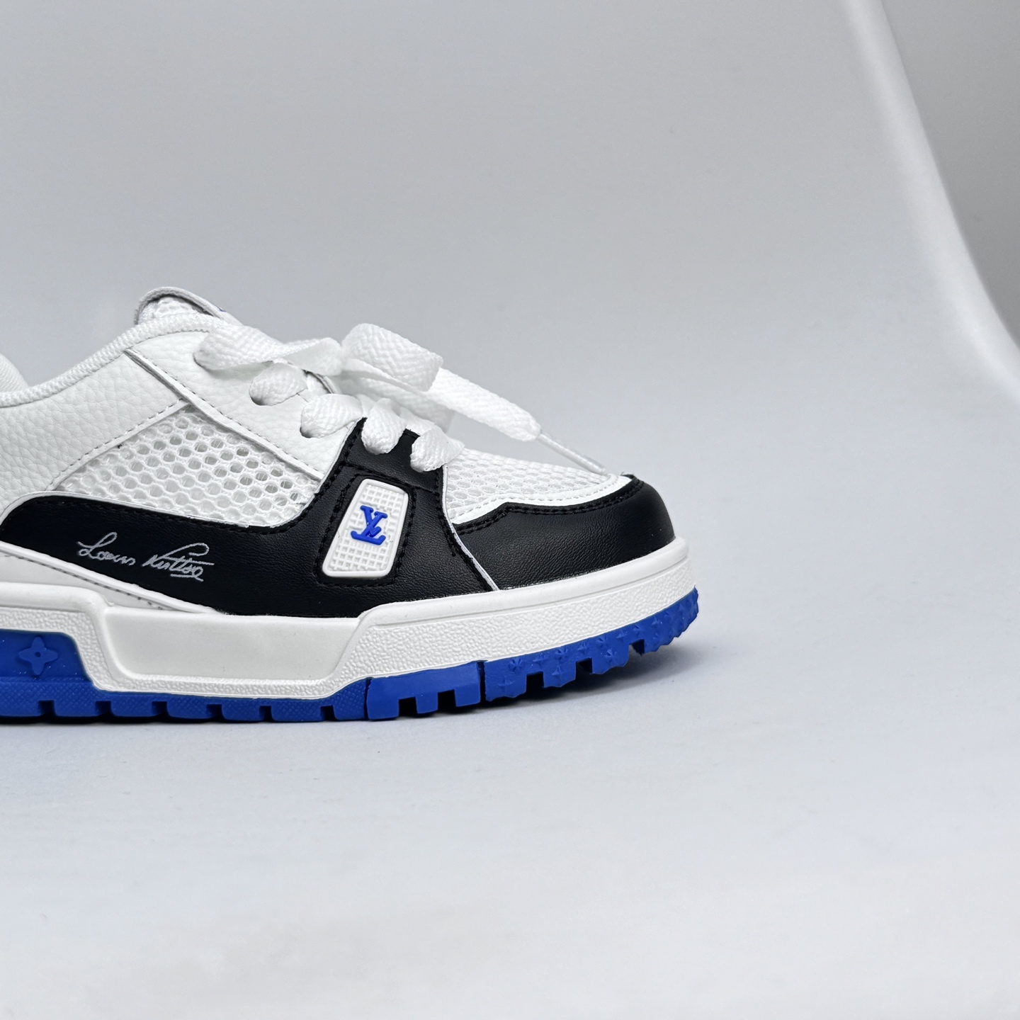 图片[9]-🔗LV Trainer儿童镂空网面板鞋🎀 尺码：26-37码 👟舒适透气，轻盈步伐👟 这款板鞋采用优质材料制作，既保证了穿着的舒适度，又让小脚丫能自由呼吸。轻盈的设计让孩子们无论是跑跳还是漫步都能感受到轻松自在，完美适应他们的活泼天性。 🌈缤纷色彩，点亮每一步🌈 LV Trainer儿童板鞋不仅有经典的黑白配色，还有各种鲜艳夺目的色彩选择。从活泼的荧光绿到梦幻的樱花粉，每一种颜色都能点亮孩子的日常，成为他们个性的表达。 ✨安全设计，守护每一次探索✨ 考虑到孩子们的好奇心和探险欲，这款板鞋特别加强了鞋底的抓地力，提供更好的稳定性，即使在户外游戏中也能稳固站立，减少摔倒的风险。 🎉细节之处，尽显匠心品质🎉 从鞋带的可调节设计到易于穿脱的魔术贴，每一个细节都精心考量，旨在带给孩子们更加便捷舒适的体验。同时，精致的LV LOGO和标志性的花纹，无疑彰显了品牌独特的时尚态度。-选品中心