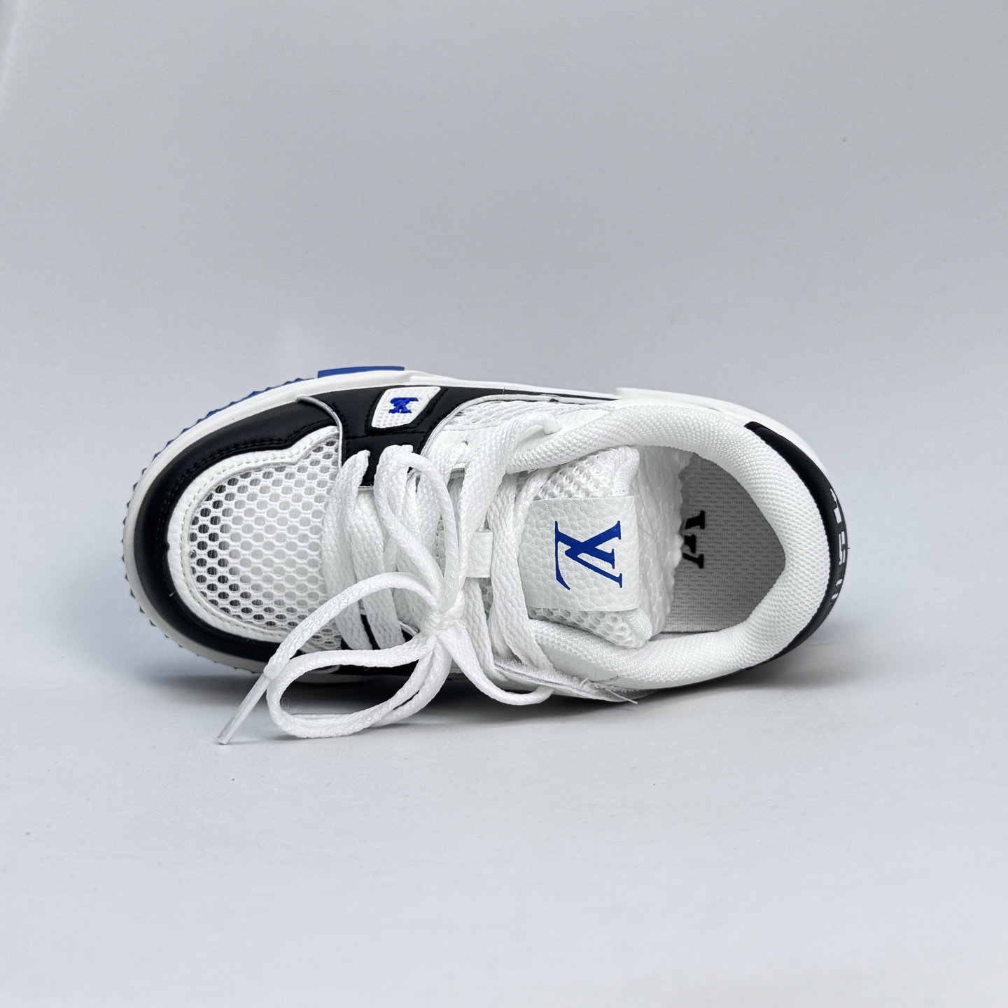 图片[6]-🔗LV Trainer儿童镂空网面板鞋🎀 尺码：26-37码 👟舒适透气，轻盈步伐👟 这款板鞋采用优质材料制作，既保证了穿着的舒适度，又让小脚丫能自由呼吸。轻盈的设计让孩子们无论是跑跳还是漫步都能感受到轻松自在，完美适应他们的活泼天性。 🌈缤纷色彩，点亮每一步🌈 LV Trainer儿童板鞋不仅有经典的黑白配色，还有各种鲜艳夺目的色彩选择。从活泼的荧光绿到梦幻的樱花粉，每一种颜色都能点亮孩子的日常，成为他们个性的表达。 ✨安全设计，守护每一次探索✨ 考虑到孩子们的好奇心和探险欲，这款板鞋特别加强了鞋底的抓地力，提供更好的稳定性，即使在户外游戏中也能稳固站立，减少摔倒的风险。 🎉细节之处，尽显匠心品质🎉 从鞋带的可调节设计到易于穿脱的魔术贴，每一个细节都精心考量，旨在带给孩子们更加便捷舒适的体验。同时，精致的LV LOGO和标志性的花纹，无疑彰显了品牌独特的时尚态度。-选品中心